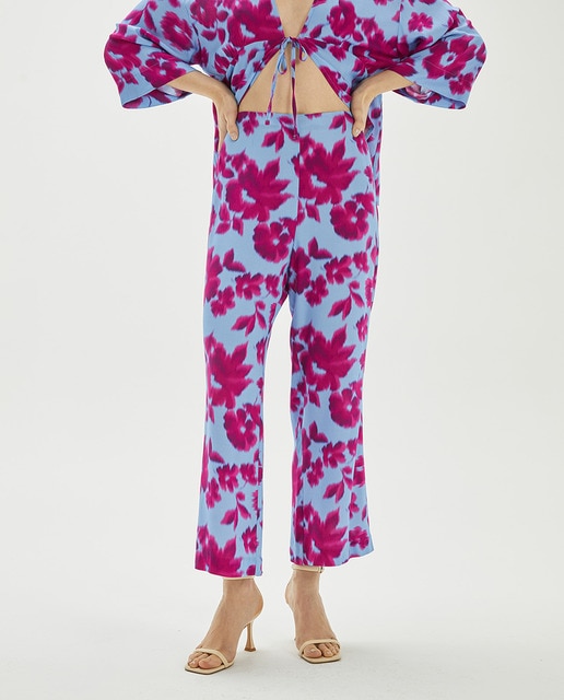 Imagen 0 de Pantalón fit flare estampado flores grandes de mujer