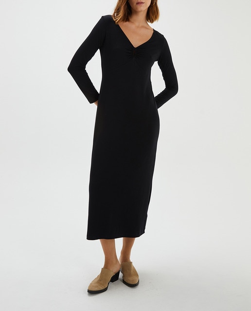 Imagen 0 de Vestido negro midi fluido detalle cut out delantero de mujer