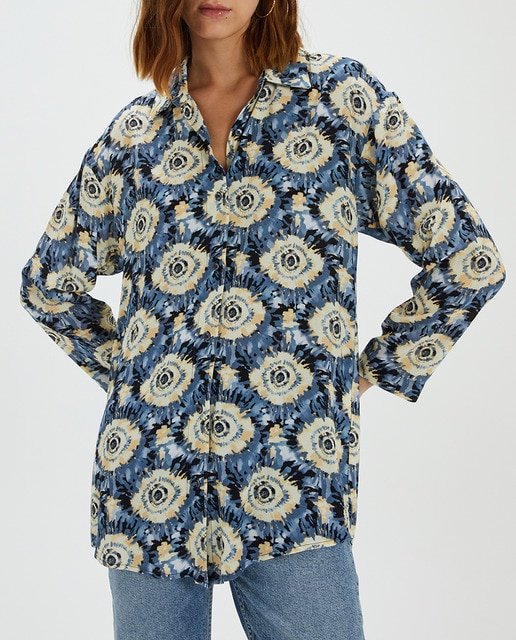 Imagen 0 de Camisa larga fit oversize estampado tie dye de mujer