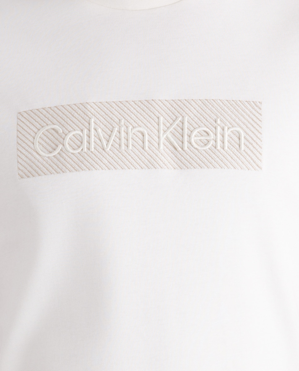 T-shirt com Bordado em Textura Cru-3