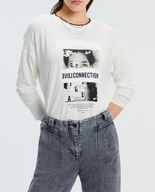 Imagen 0 de Camiseta de mujer con dibujo frontal cuello redondo manga larga