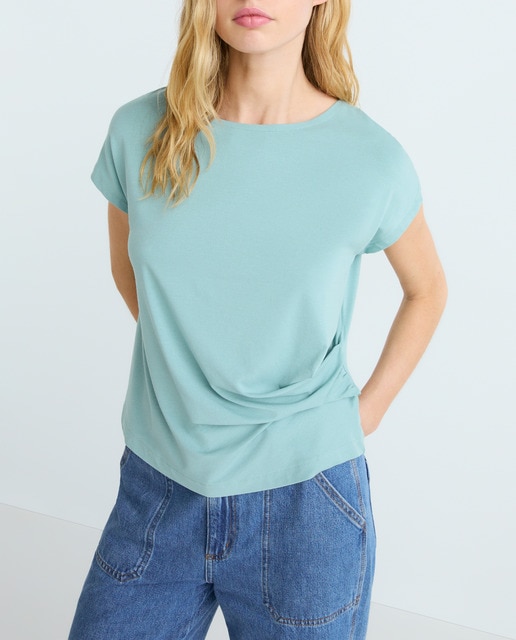 Imagen 0 de Camiseta de manga corta, escote barca y pliegues en el lateral izquierdo mujer