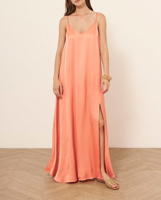Imagen 0 de Vestido maxi de raso con tirante fino y escote de pico.