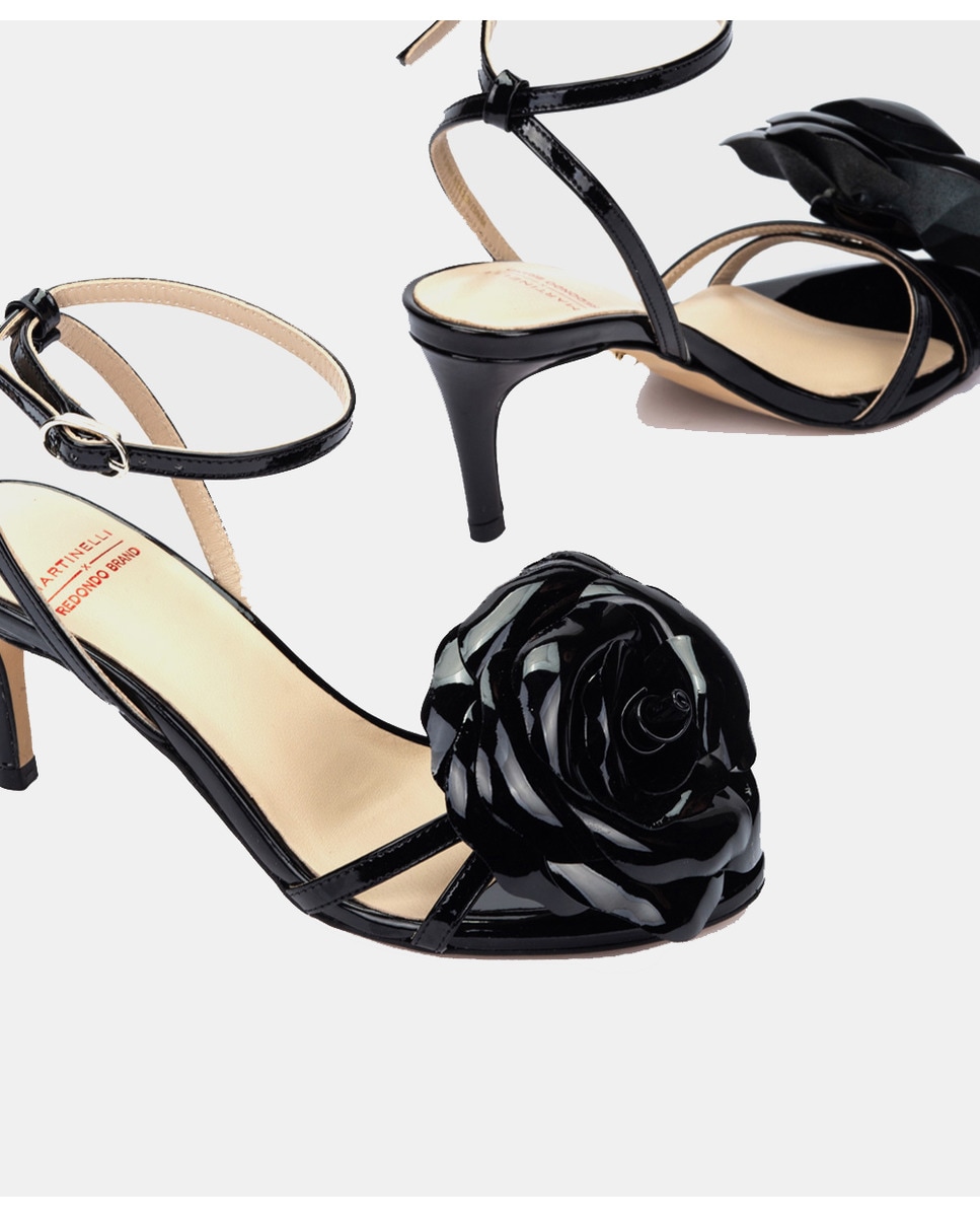 Sandálias Envernizadas com Pulseira com Flor Preto-4