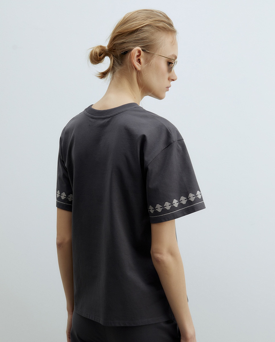 T-shirt com Bordados Chumbo-4
