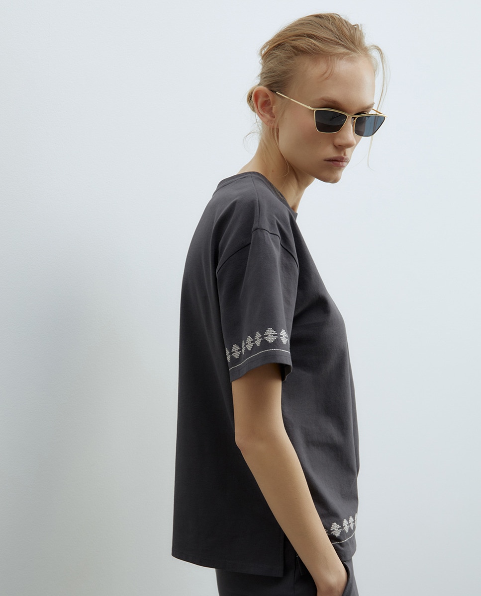 T-shirt com Bordados Chumbo-3