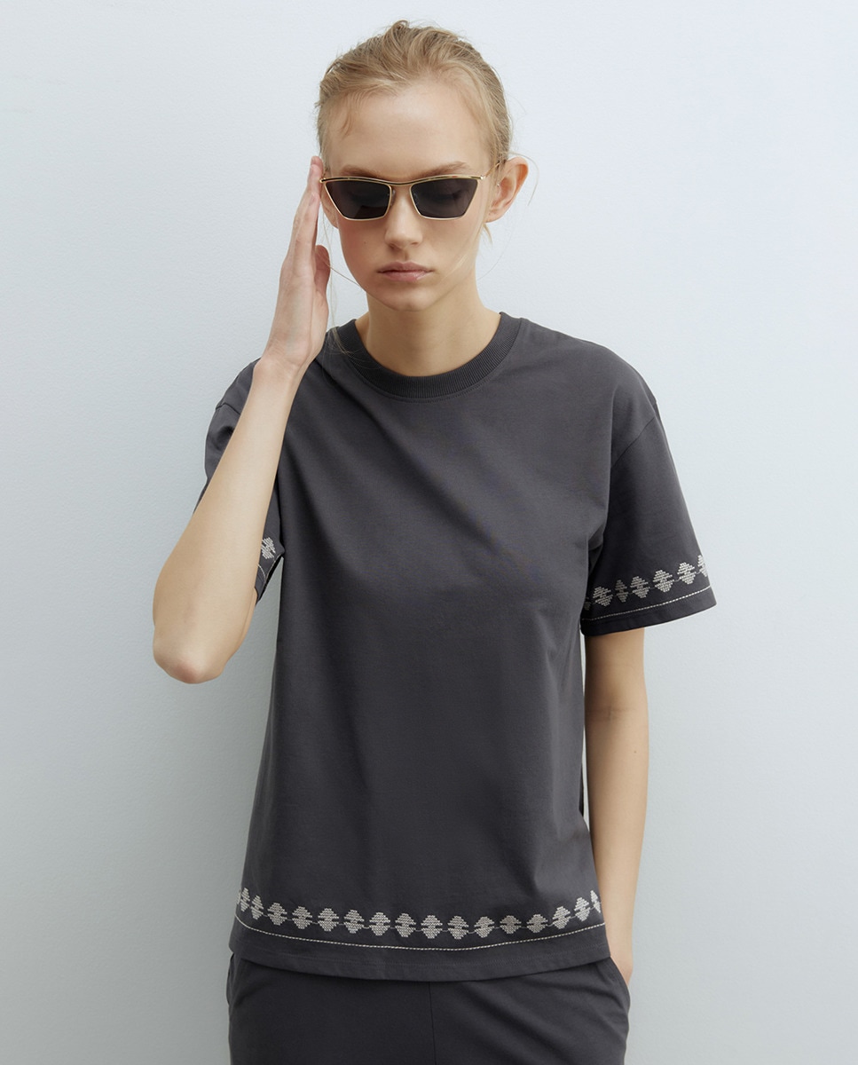 T-shirt com Bordados Chumbo-1