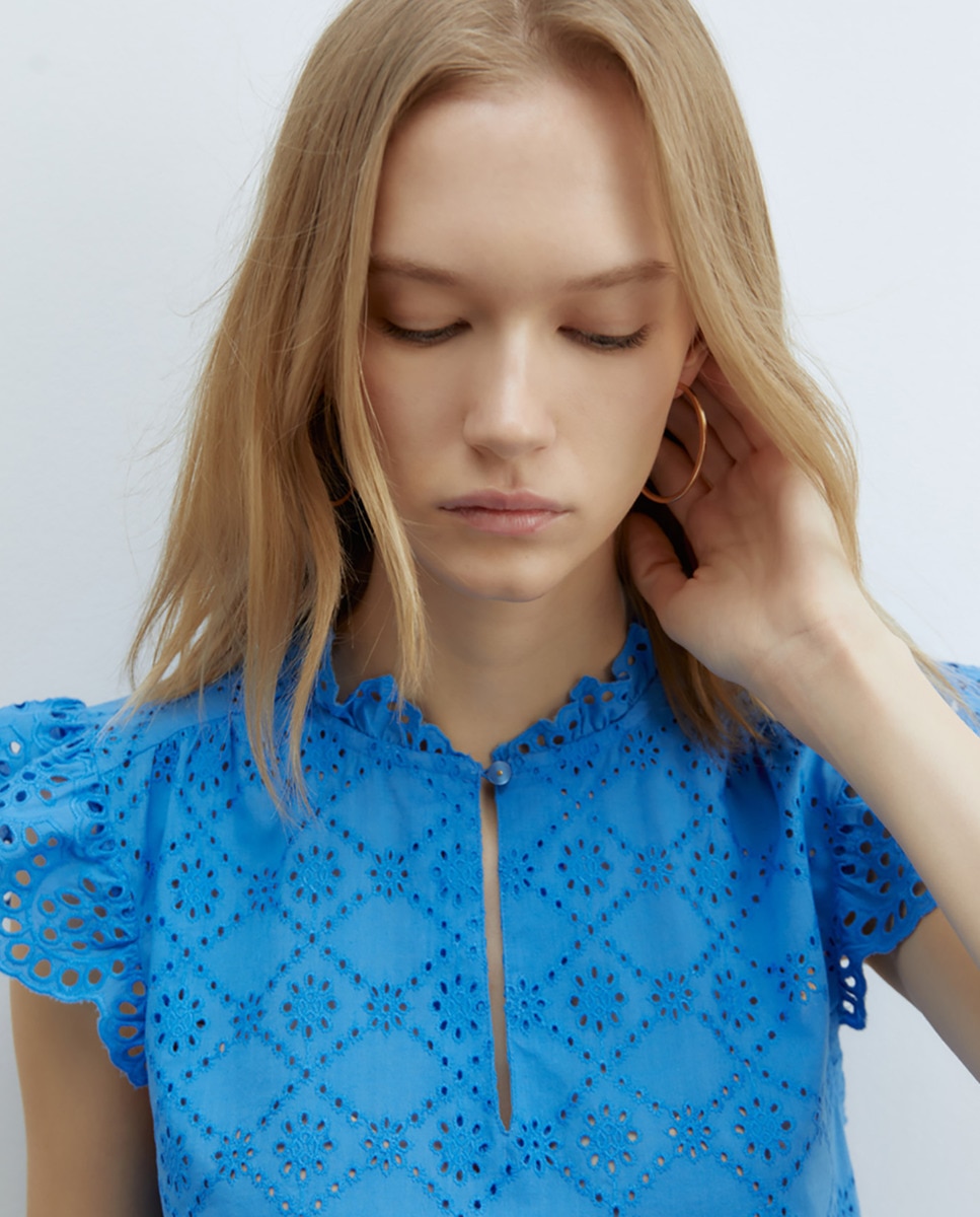 Blusa Perfurada com Folho Azul-3