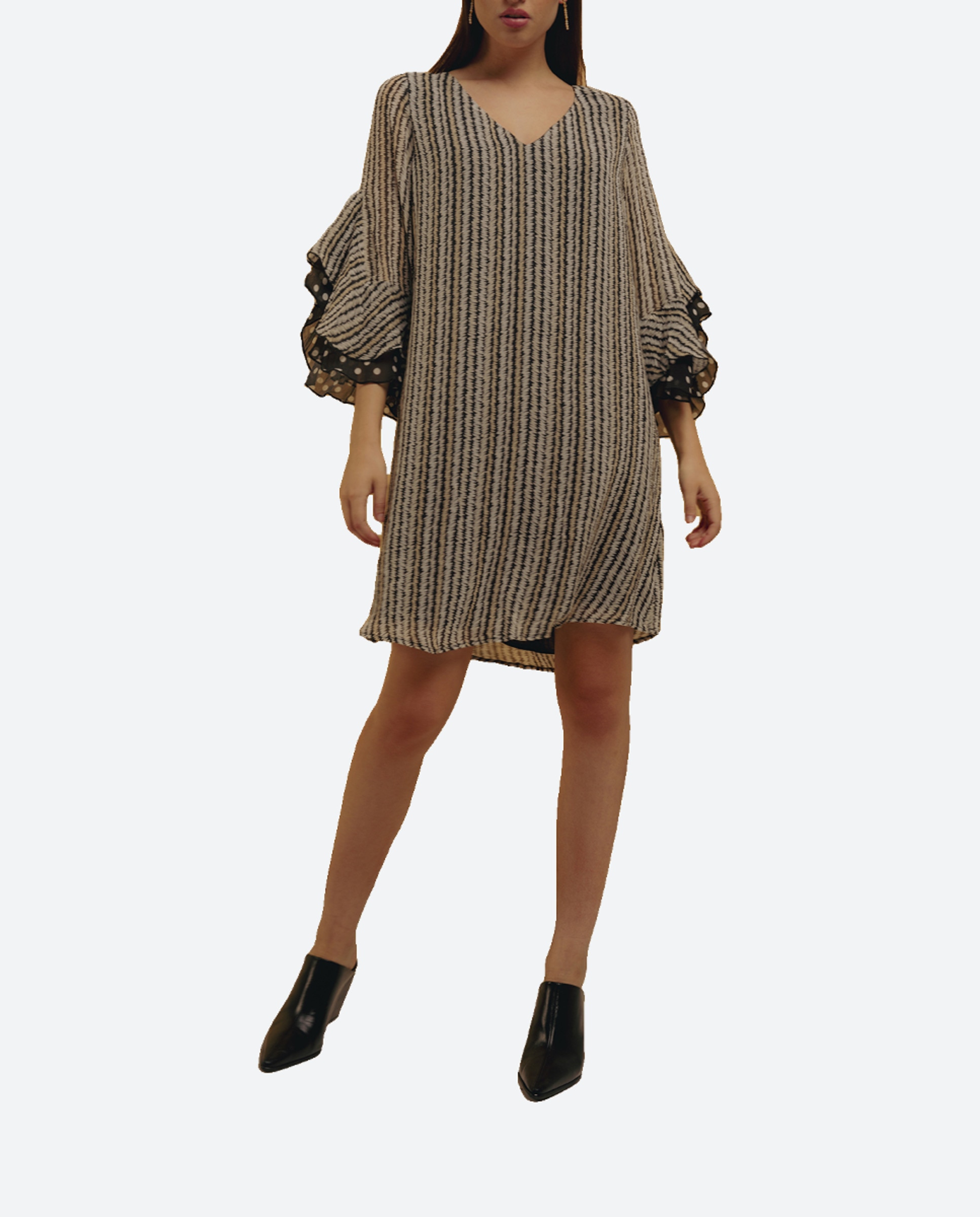 Imagen 0 de Vestido corto y cuello pico