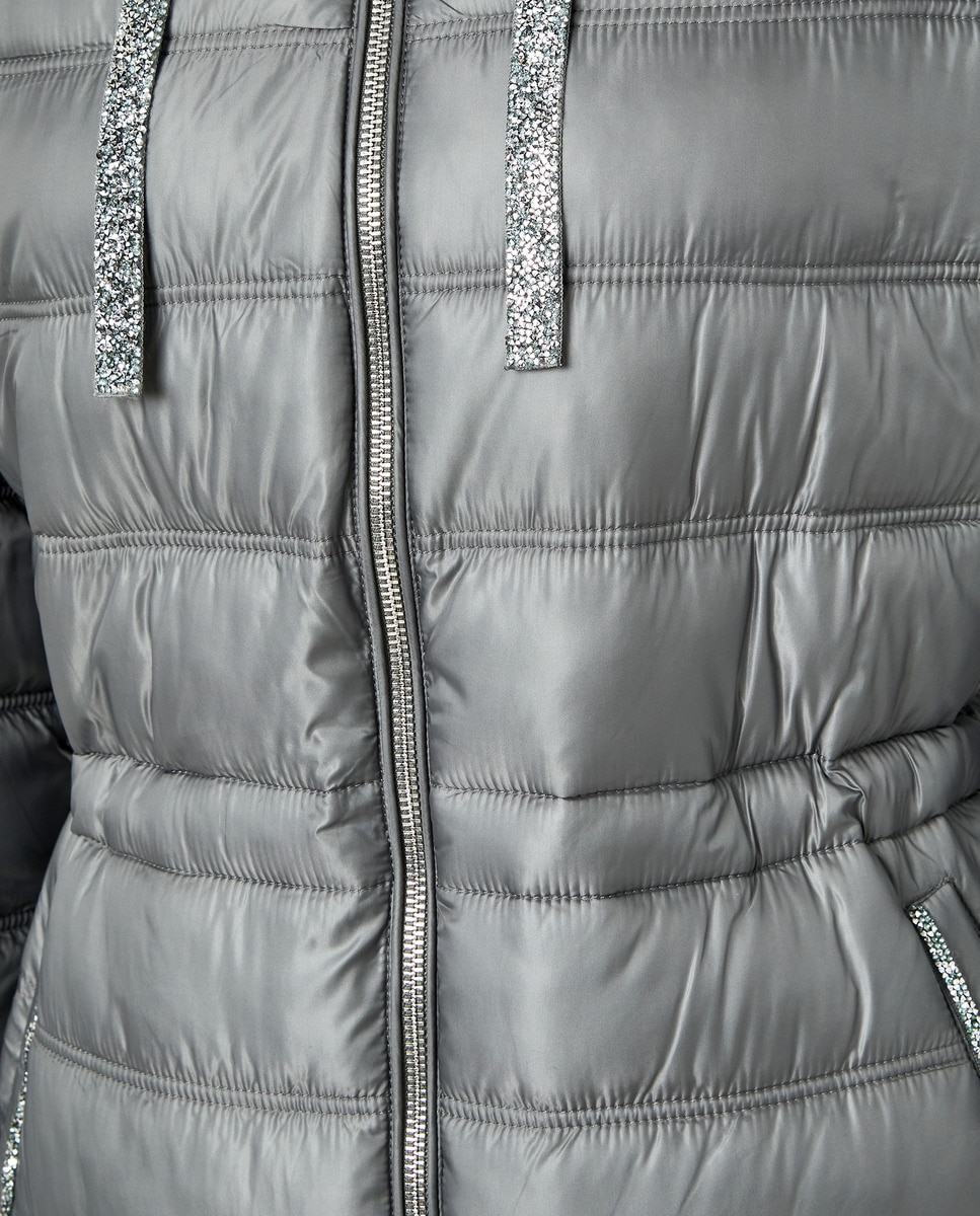 Sobretudo Liso com Detalhes de Joia. Sabão-5