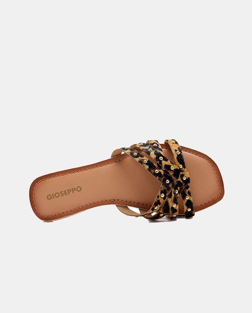 Imagen 0 de Sandalias color leopardo de piel con tachas para mujer