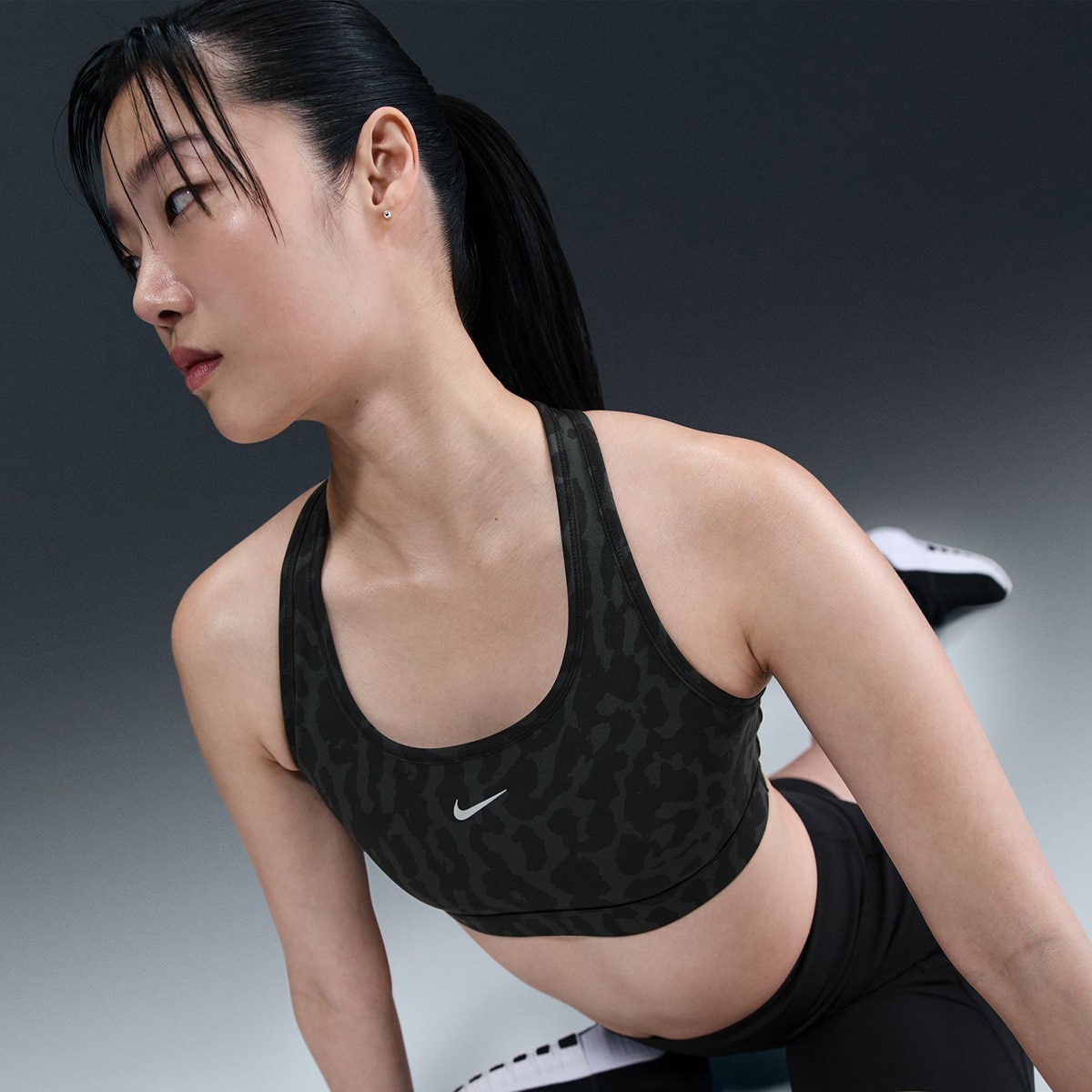 Top de mulher Swoosh Nike Preto-3