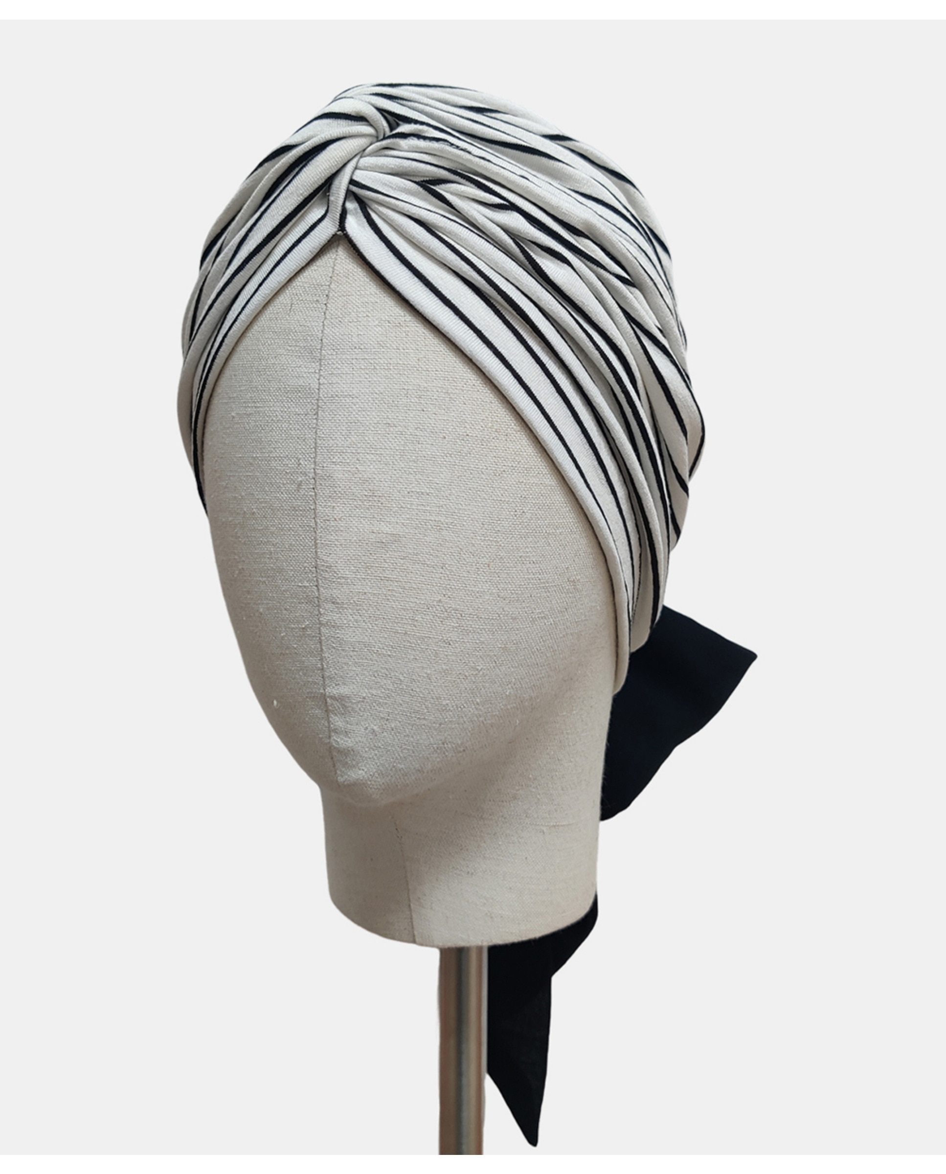 Turbante com Nó à Frente e Laço Traseiro Preto-1