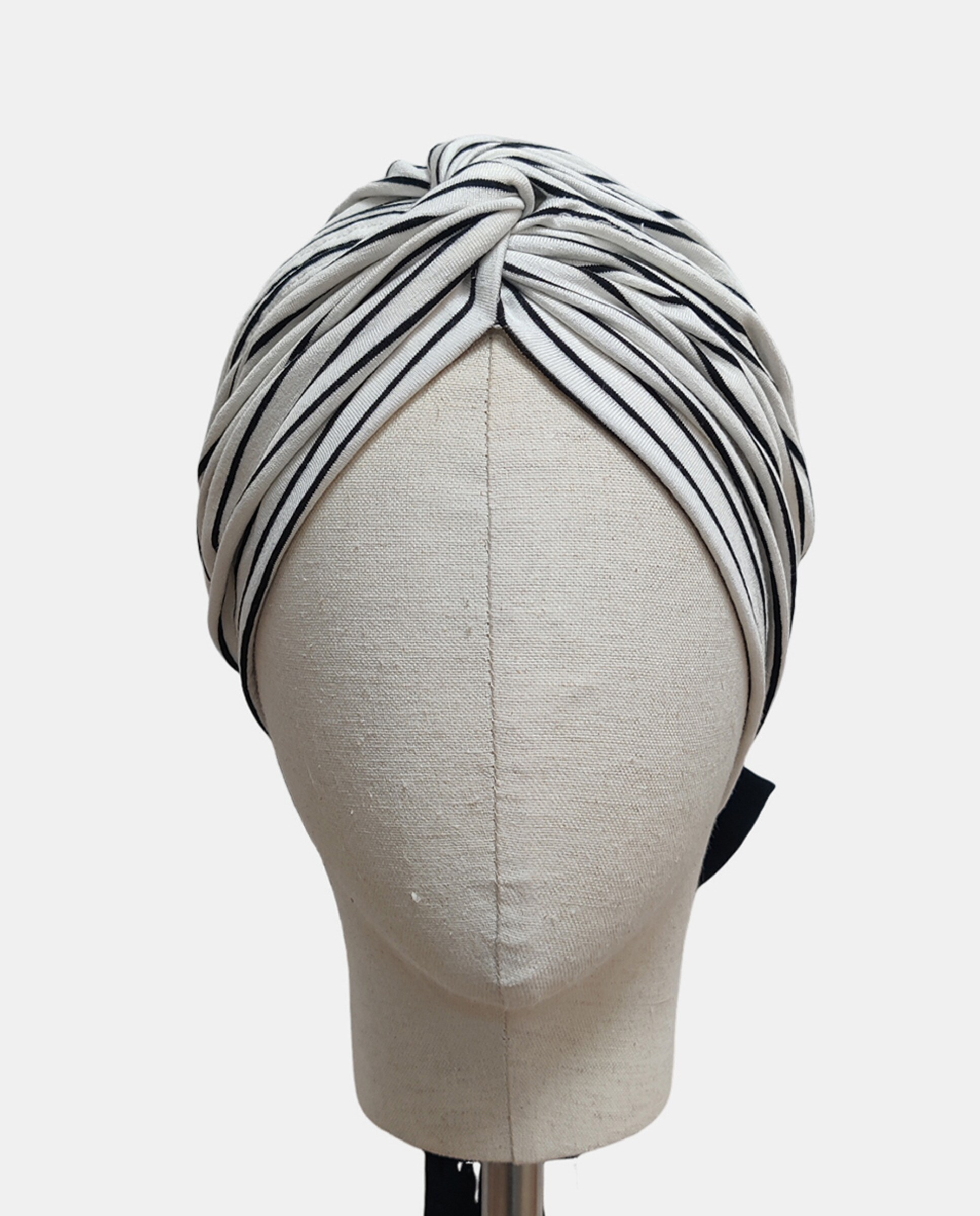 Turbante com Nó à Frente e Laço Traseiro Preto-2