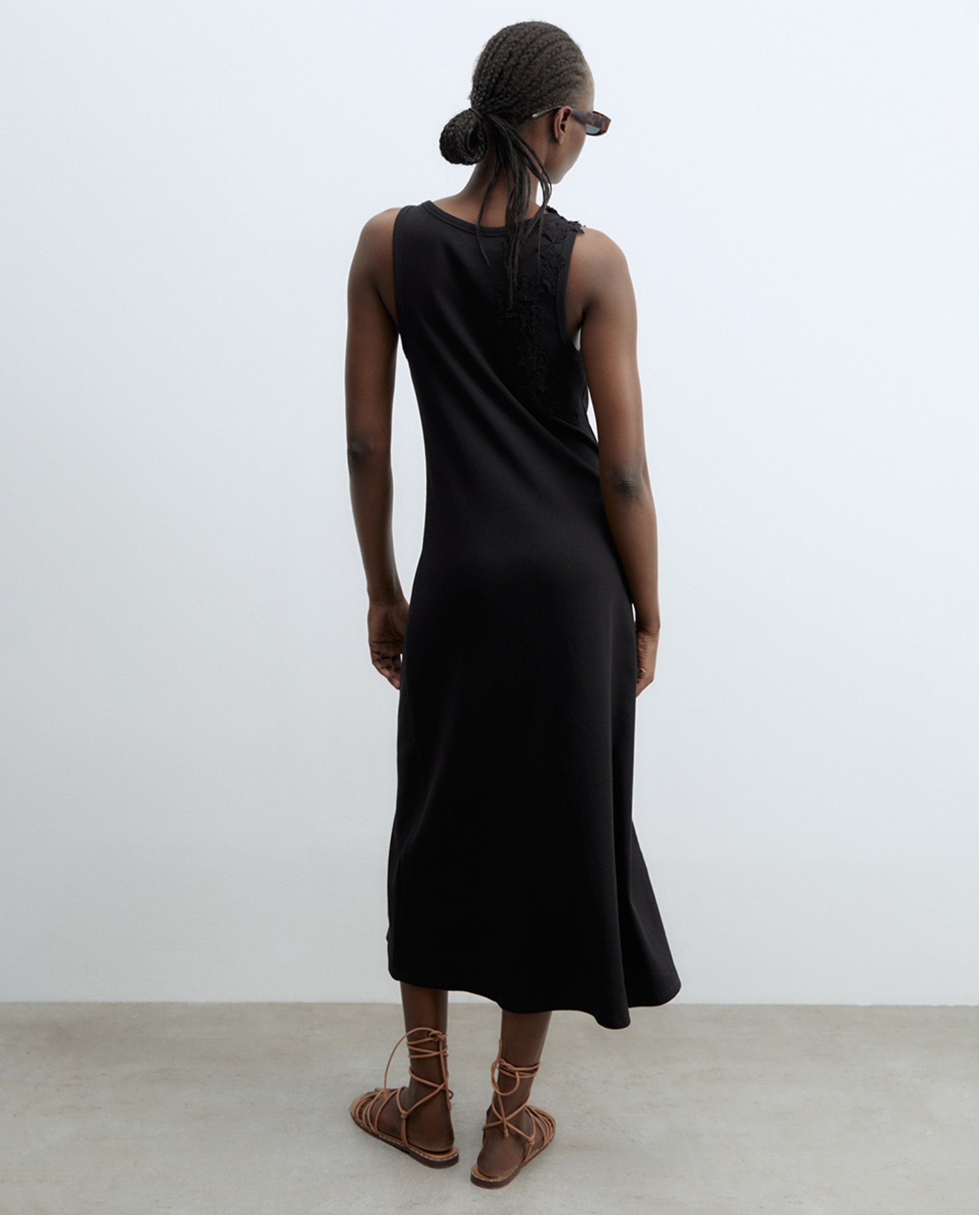 Vestido com Detalhe Canelado Preto-5