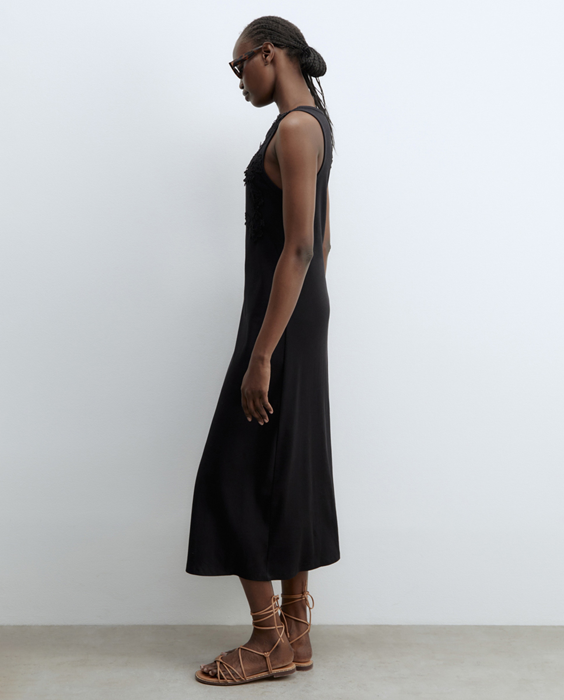 Vestido com Detalhe Canelado Preto-4