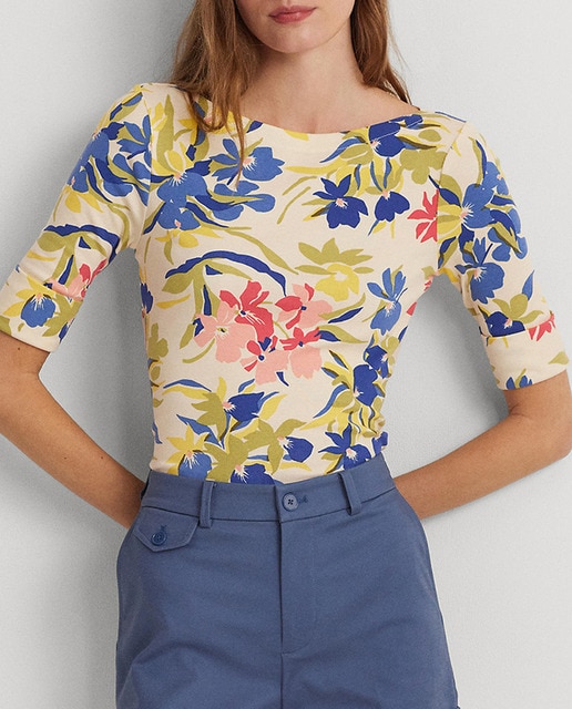 Imagen 0 de Camiseta de mujer de cuello barco con flores