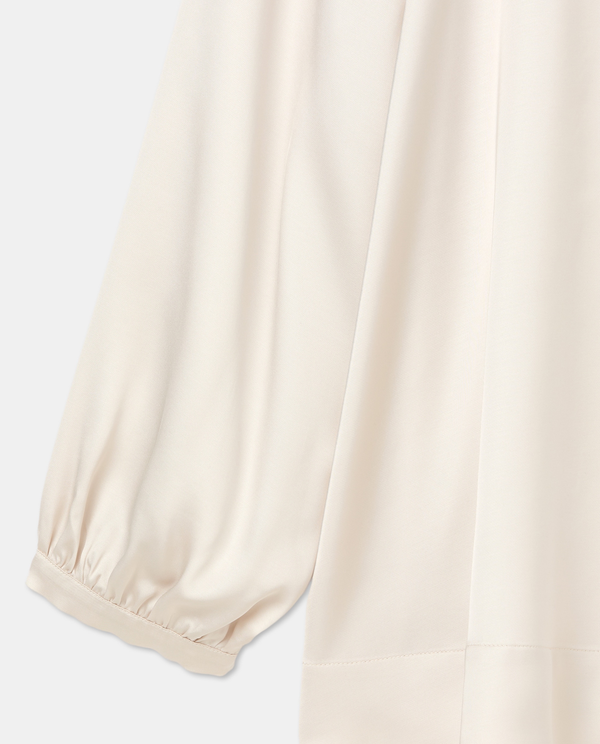 Blusa Acetinada com Detalhe de Botão Branco-marfim-5