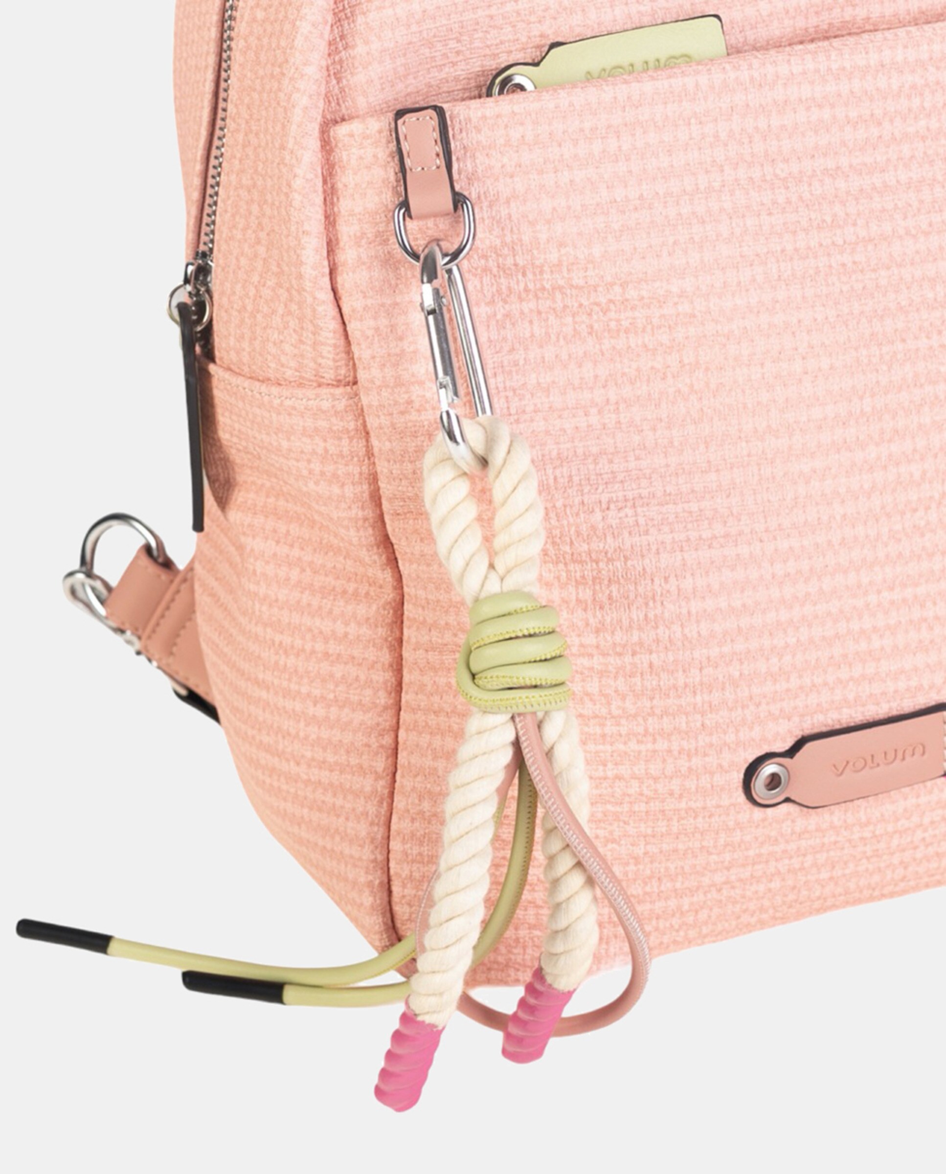 Mochila Confecionada em PU Gravado com Efeito de Ráfia Combinada em Liso a Condizer e Conta Tamanho XL - Nude Nude-3