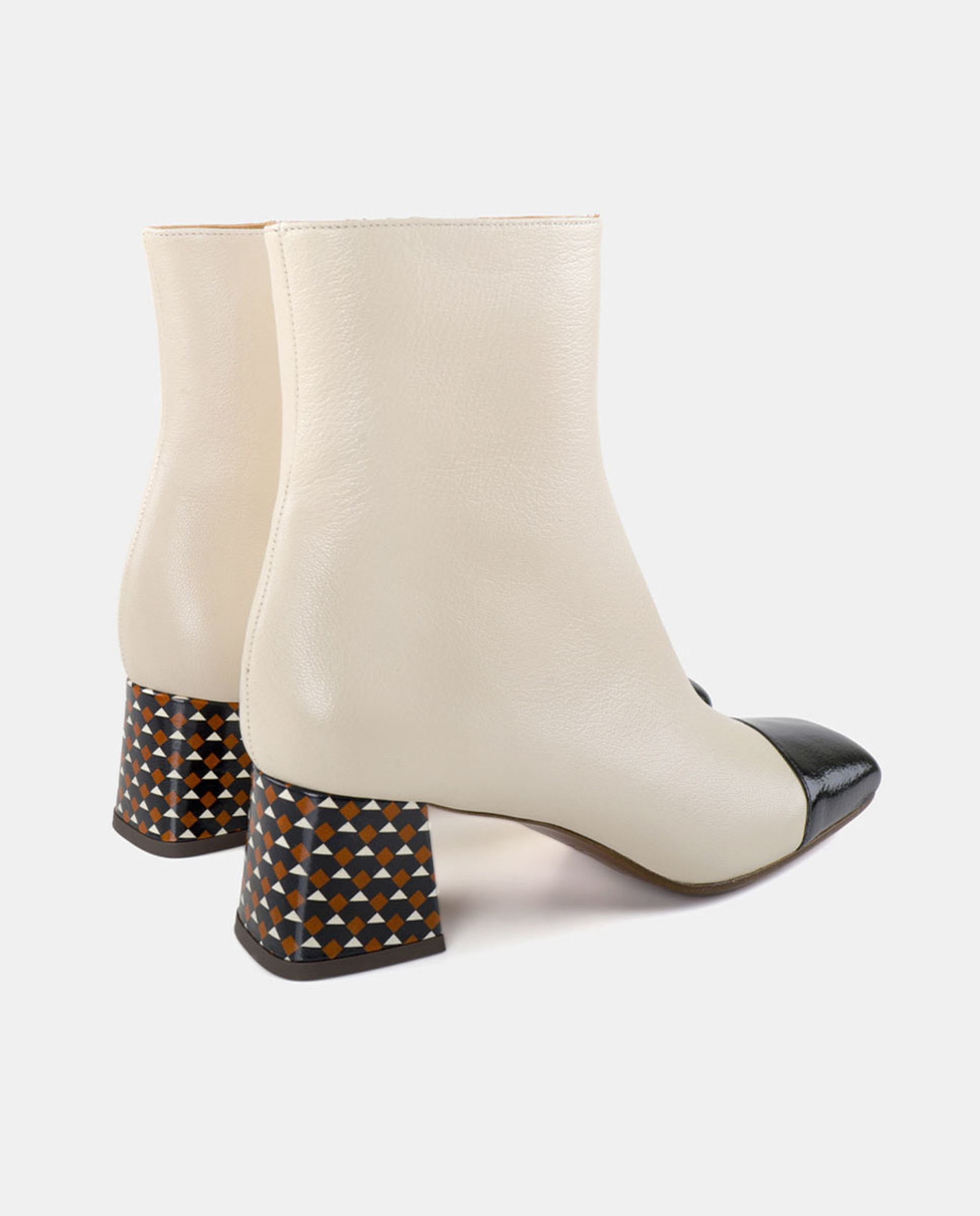 Botins em Pele com Salto de Bloco Branco linho-3