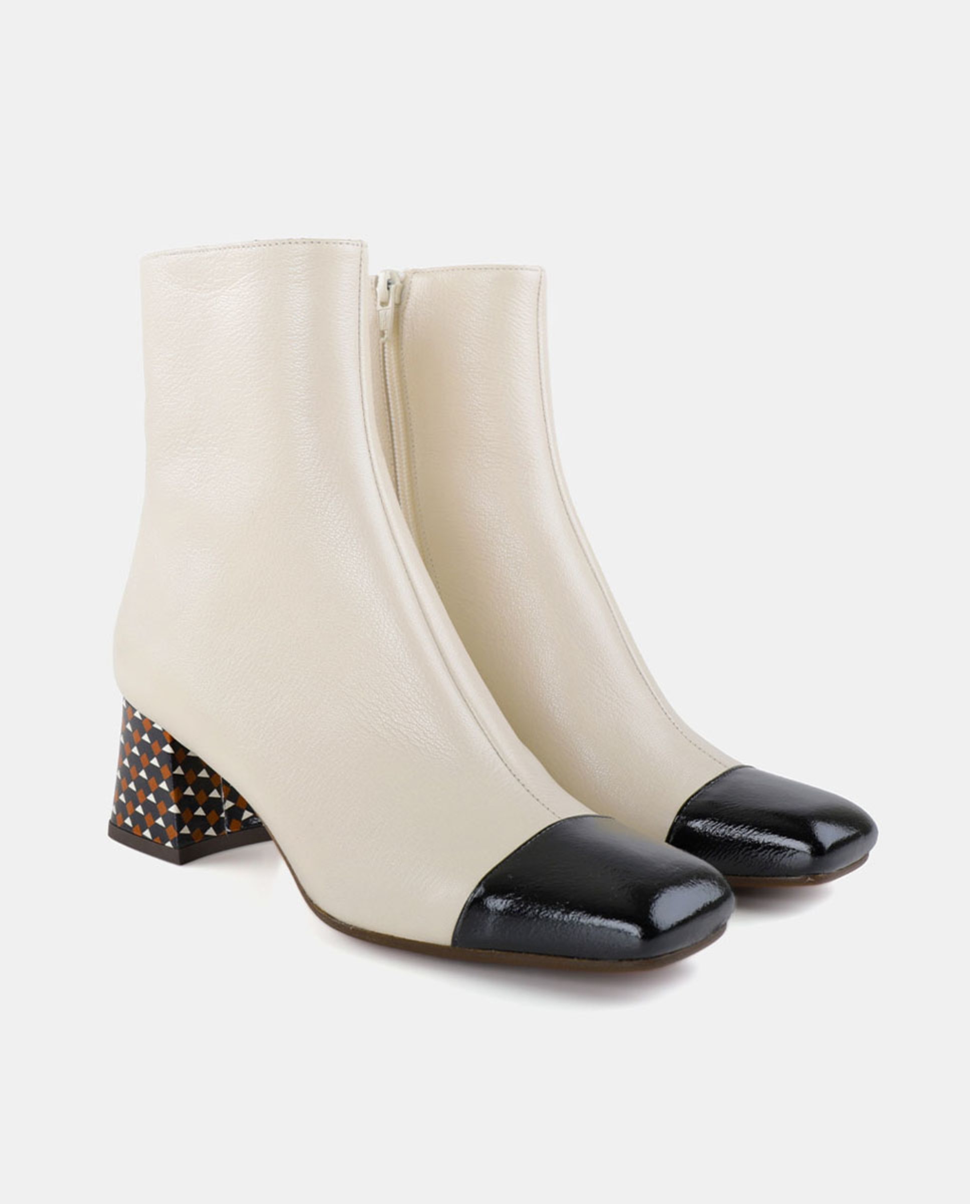 Botins em Pele com Salto de Bloco Branco linho-2