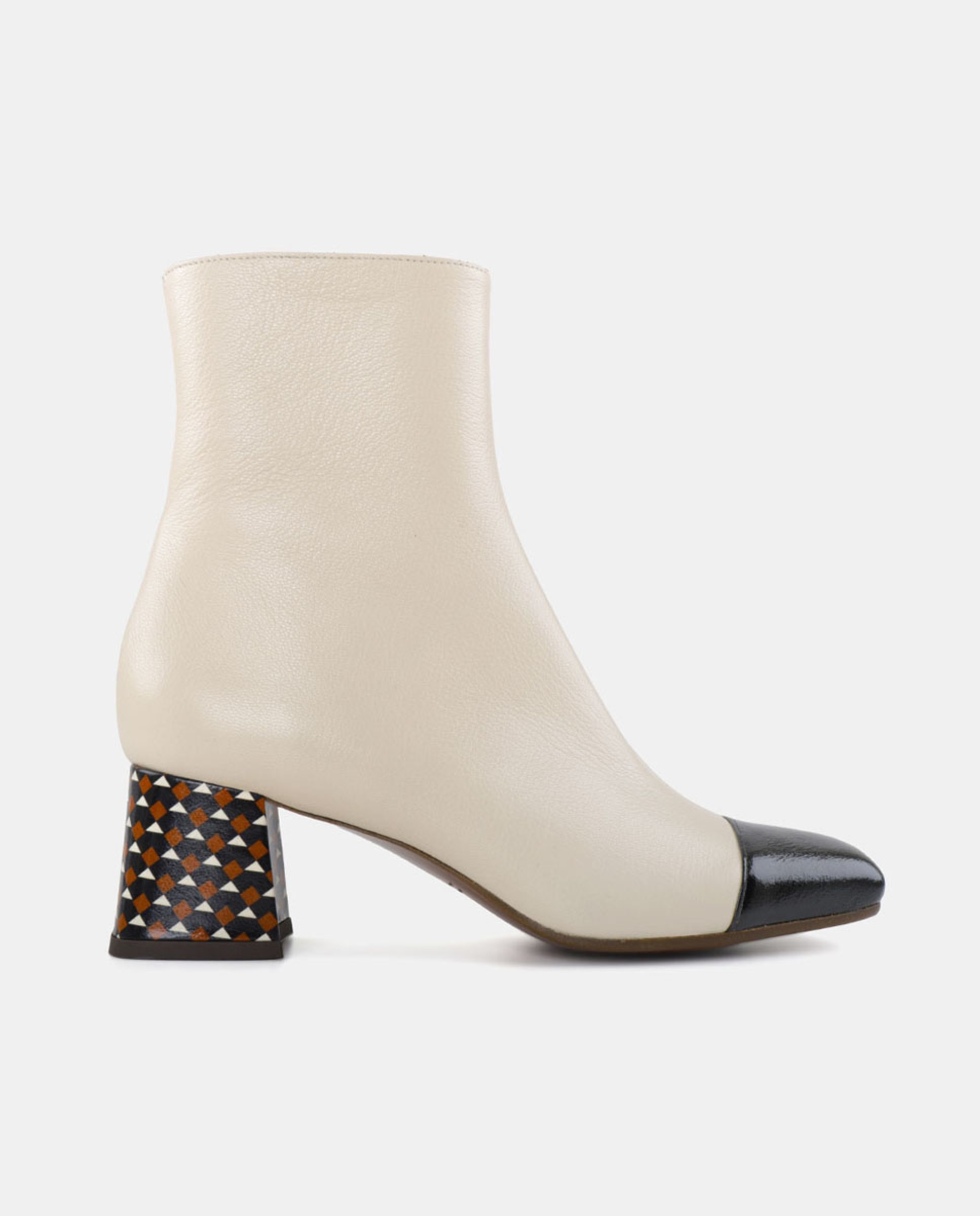 Botins em Pele com Salto de Bloco Branco linho-1
