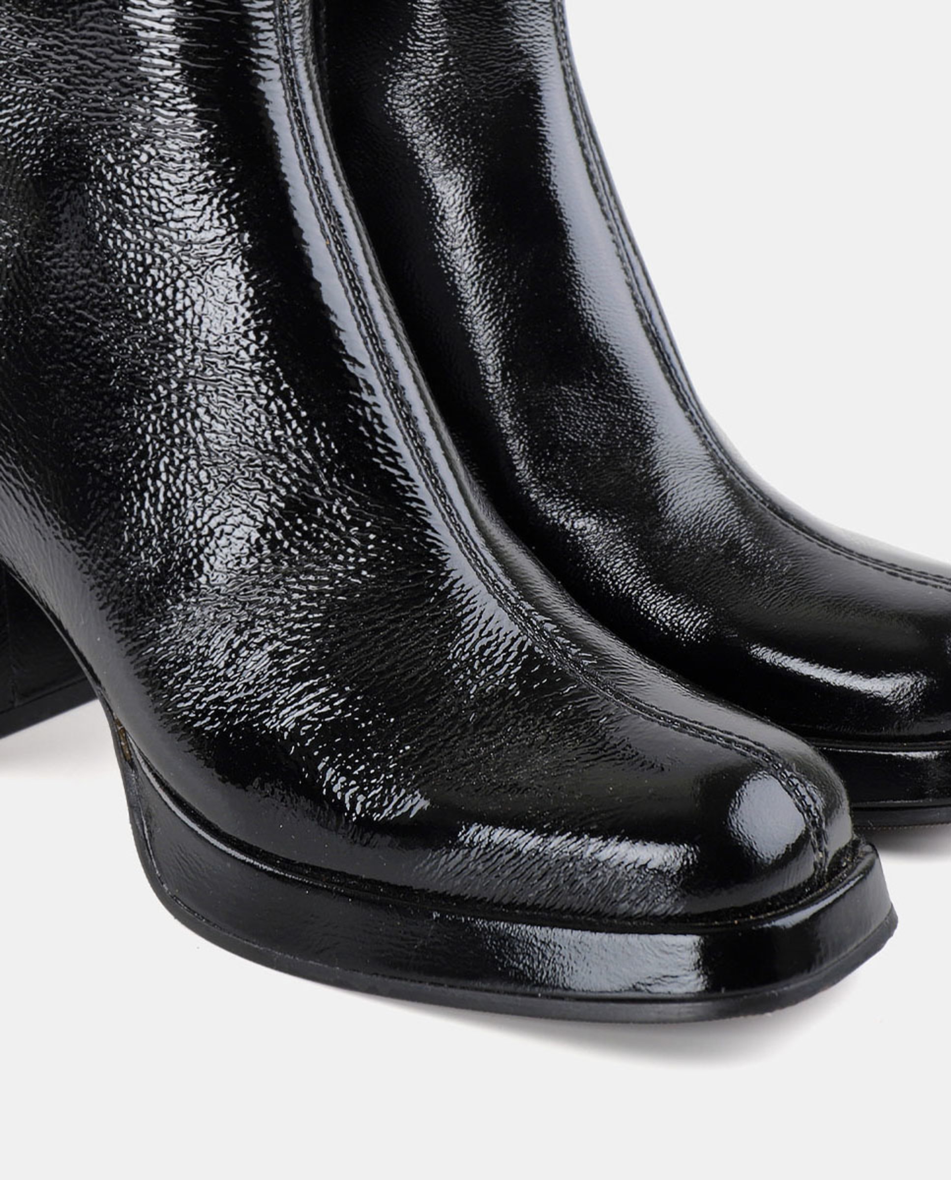 Botins em Pele com Salto de Bloco Preto-5