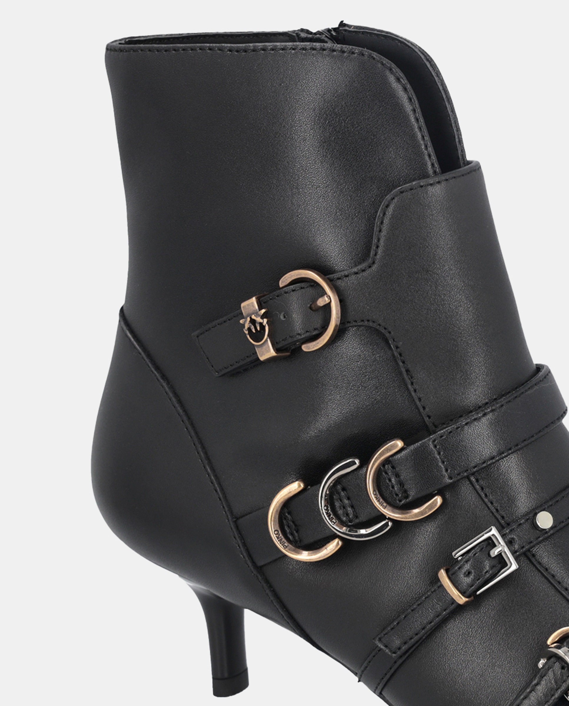 Botins Kitten Heel com Salto Baixo e Fivelas Preto-3
