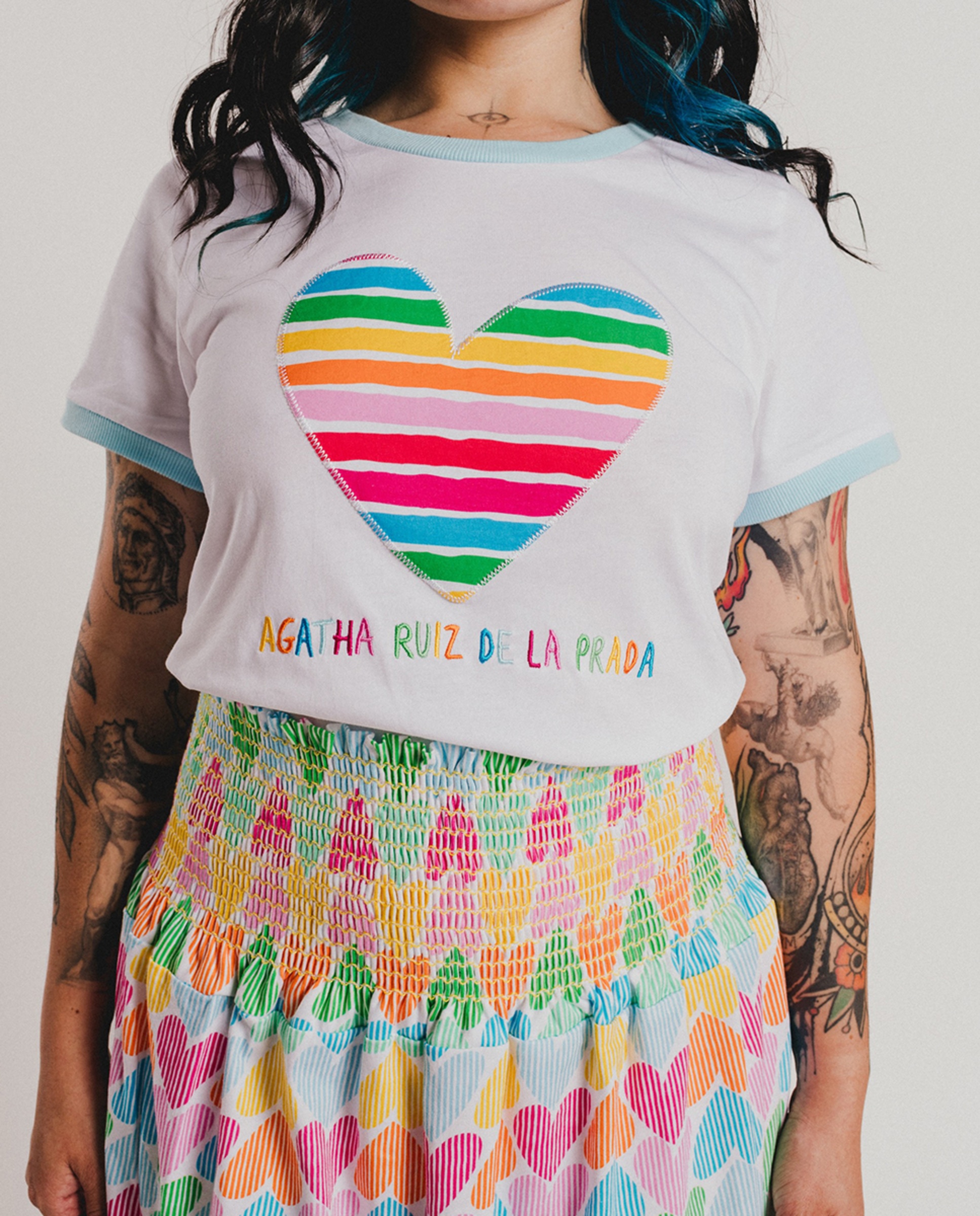 T-shirt com Decote Redondo e Coração Branco-3