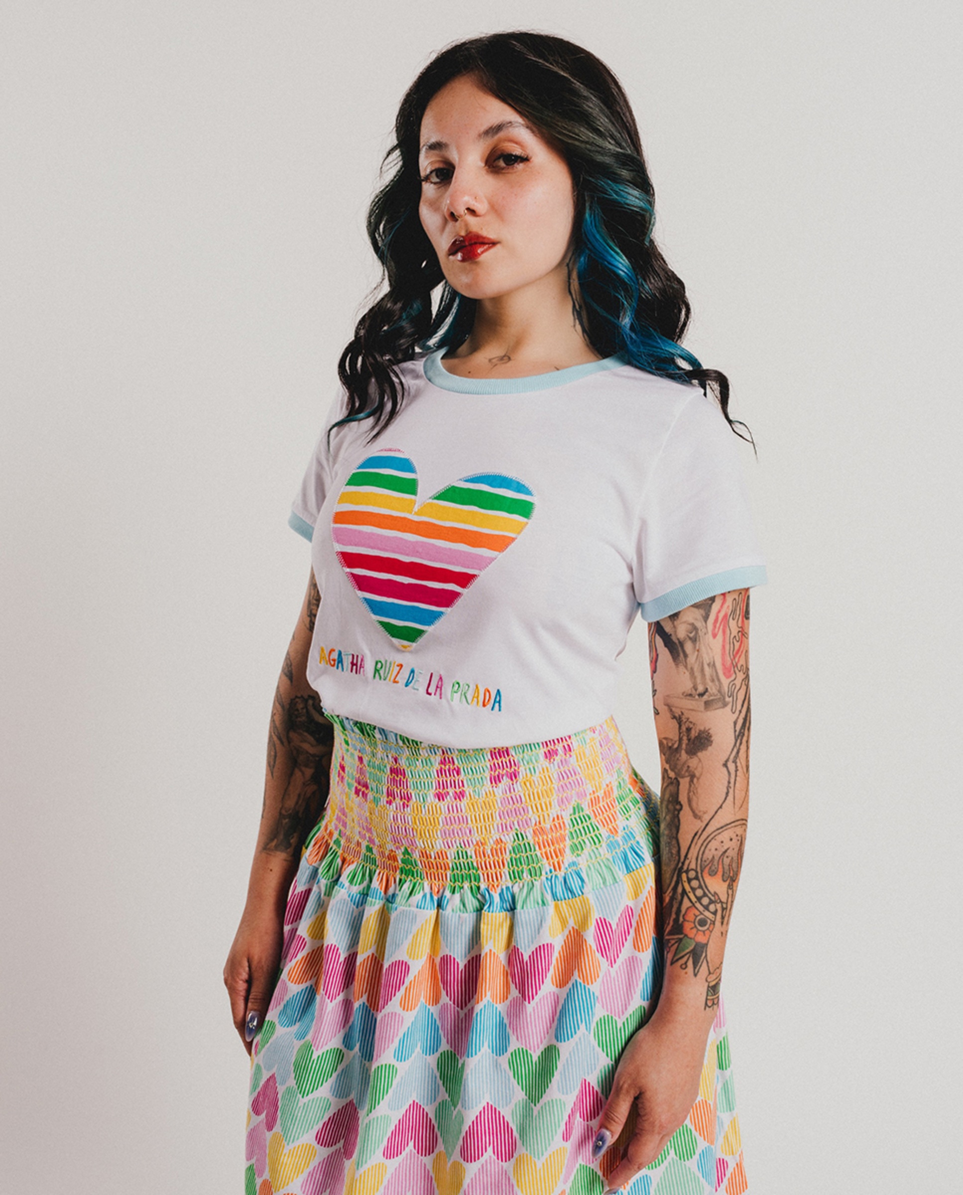 T-shirt com Decote Redondo e Coração Branco-1