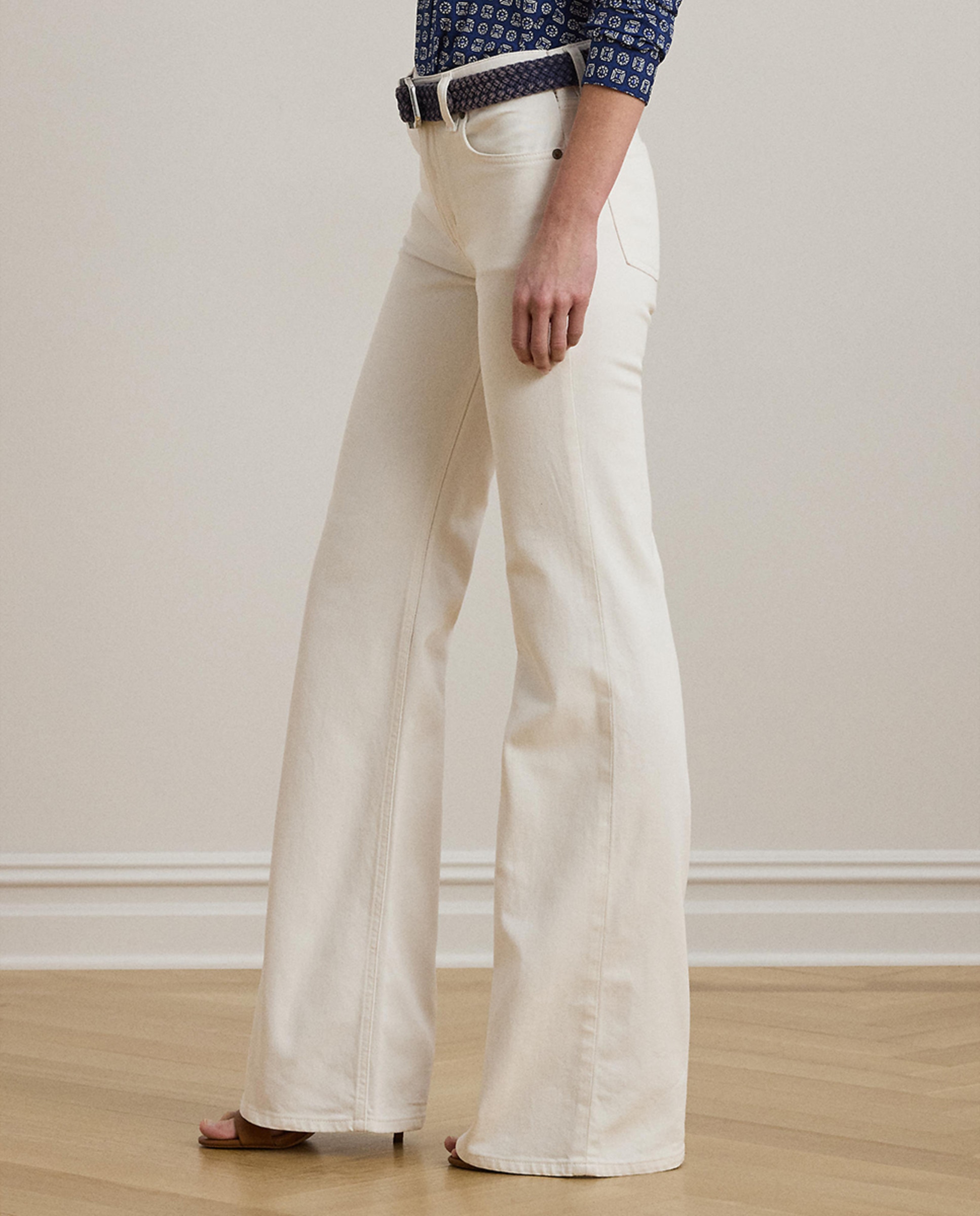Jeans à Boca de Sino com Perna Larga Branco-6