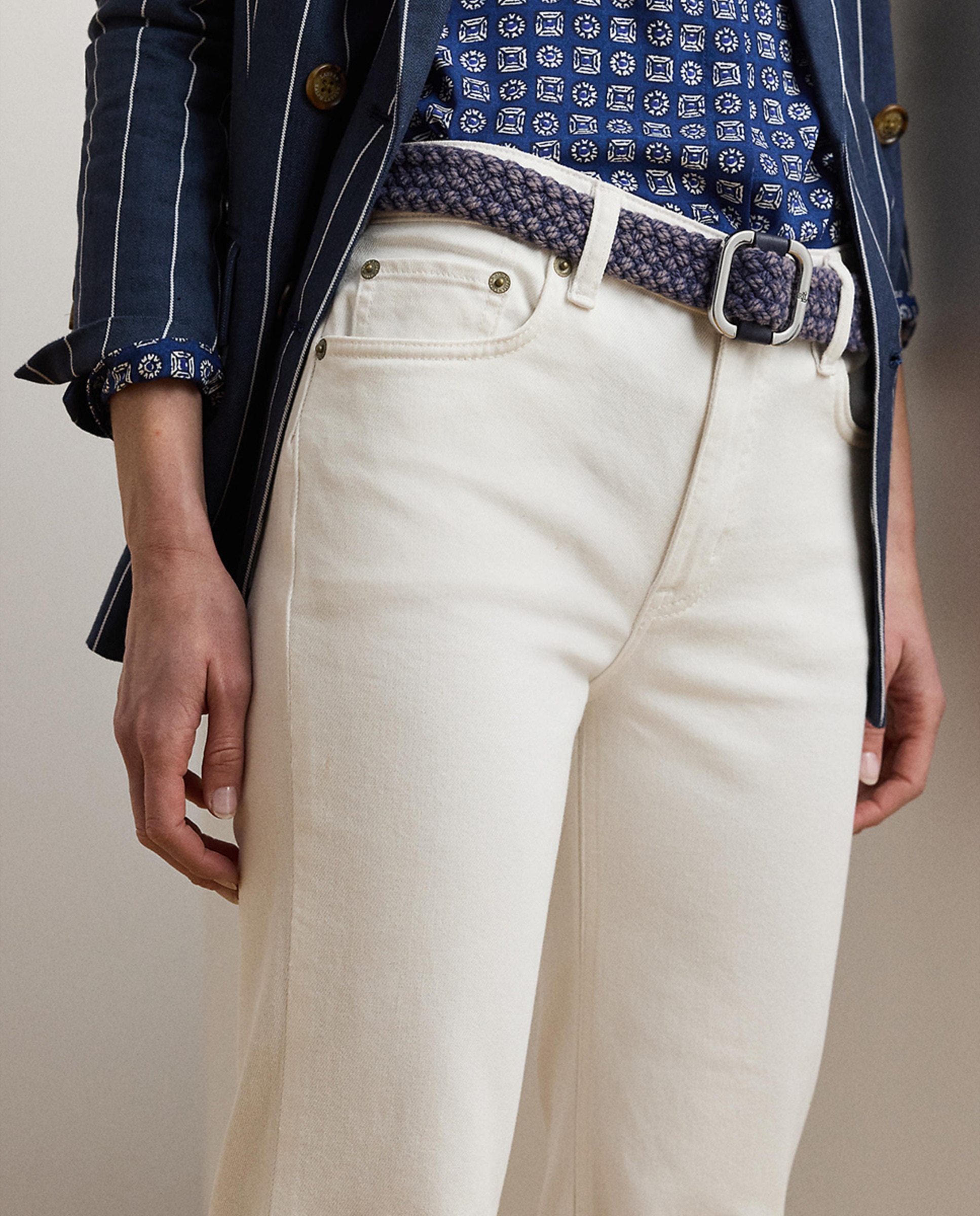 Jeans à Boca de Sino com Perna Larga Branco-5
