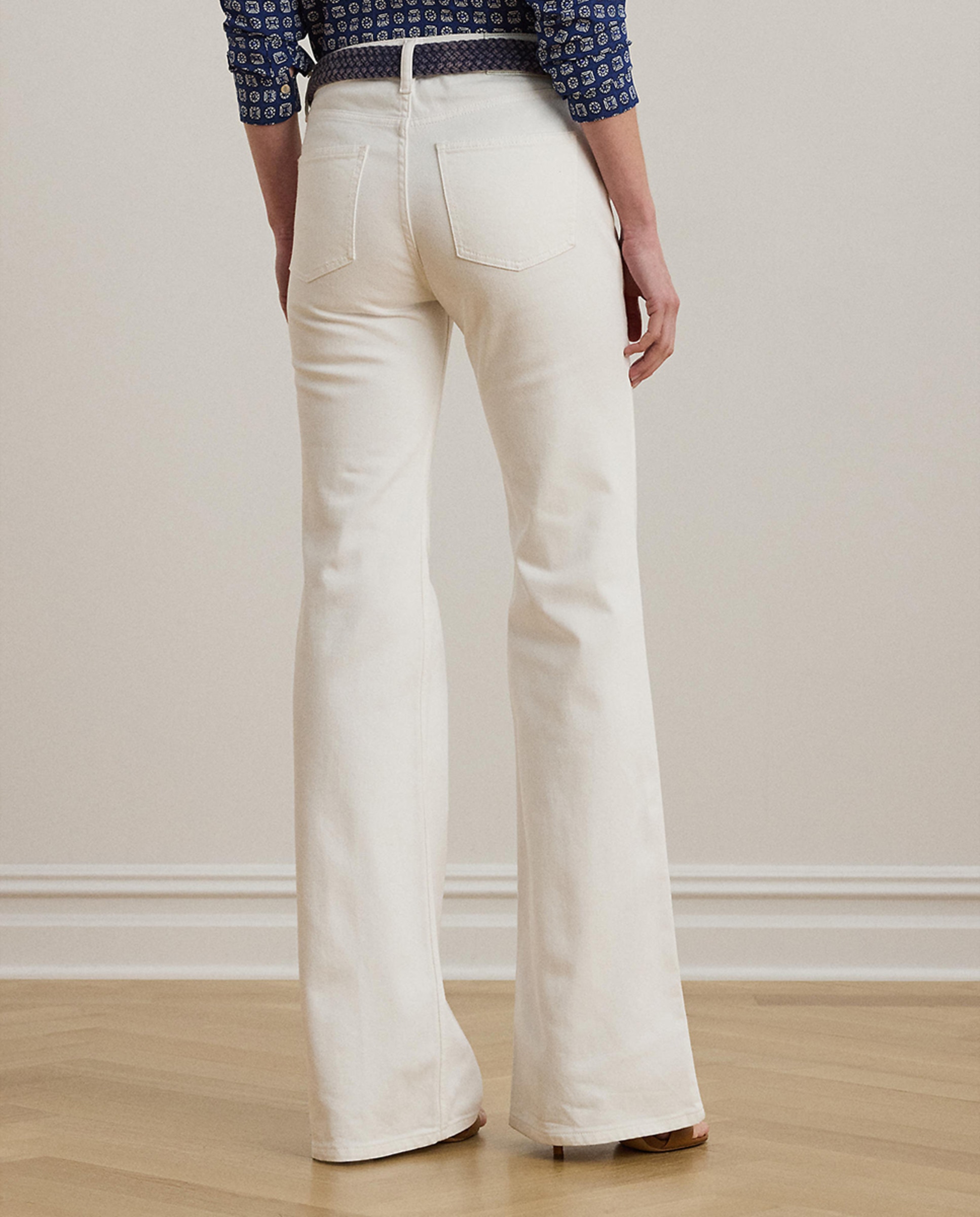 Jeans à Boca de Sino com Perna Larga Branco-4