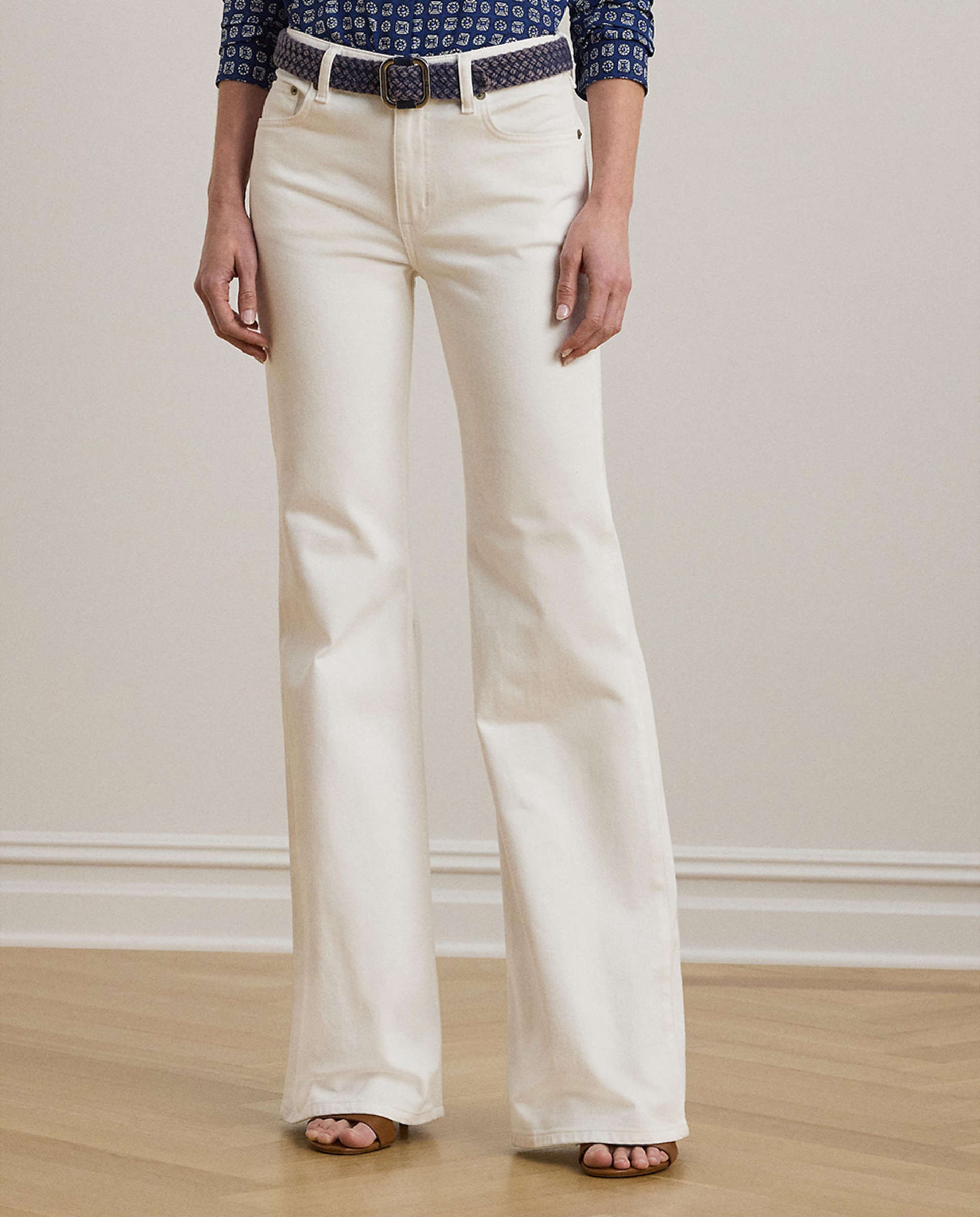 Jeans à Boca de Sino com Perna Larga Branco-3