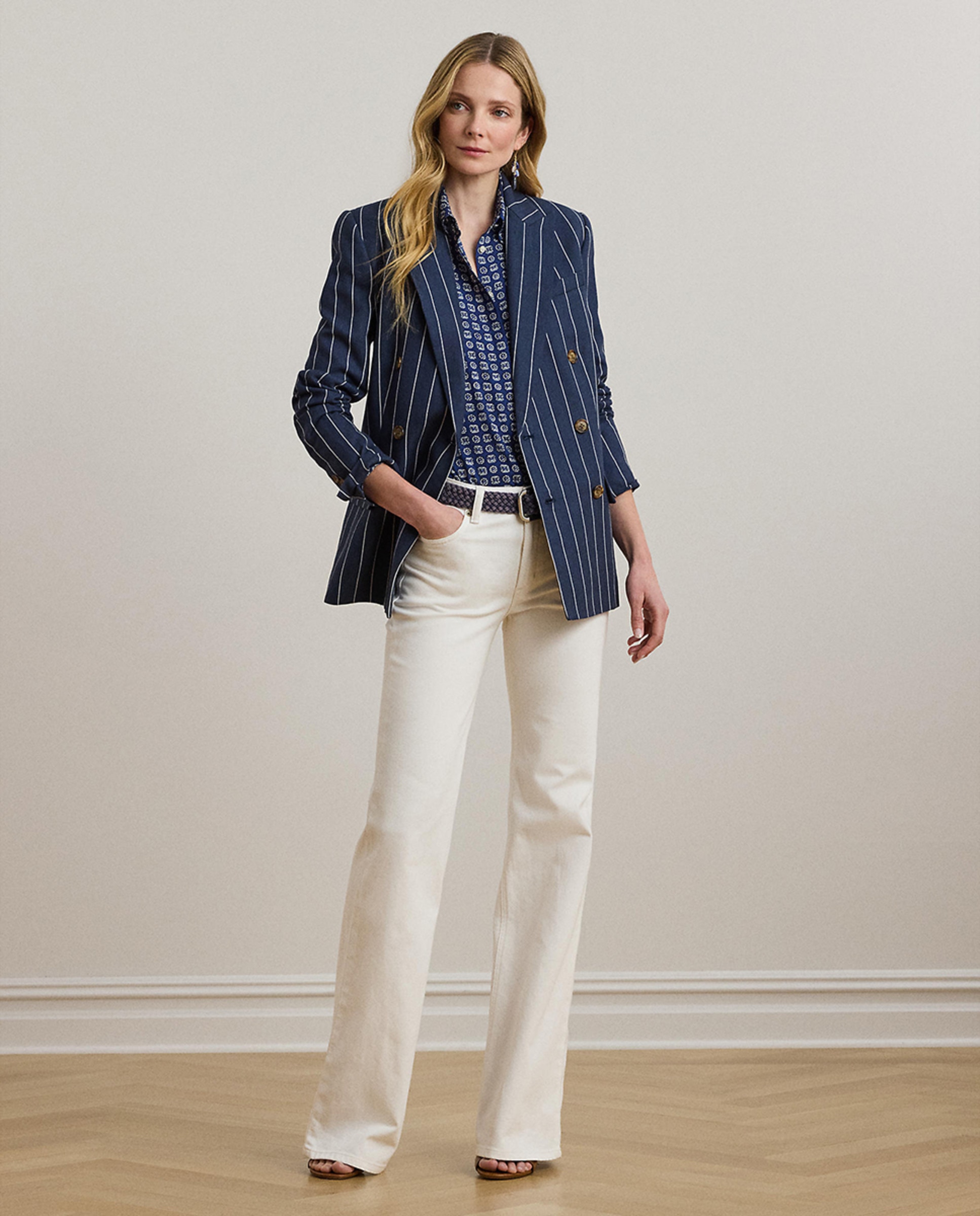 Jeans à Boca de Sino com Perna Larga Branco-1