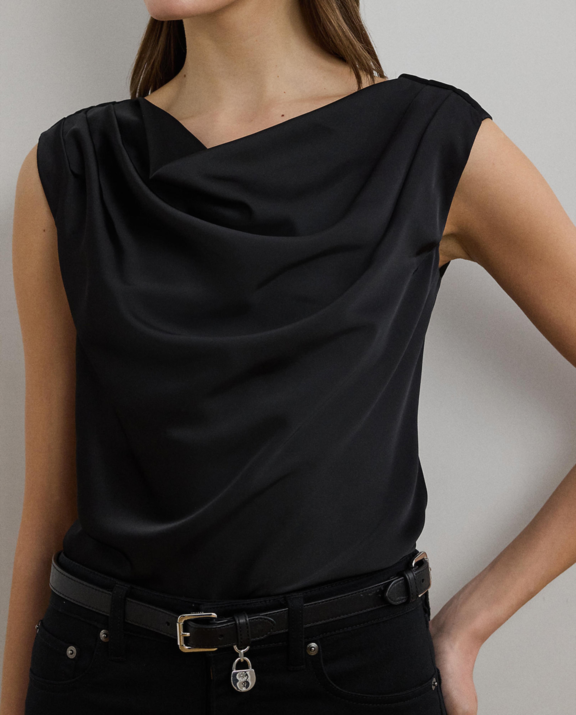 Blusa com um Ombro Descoberto Preto-4
