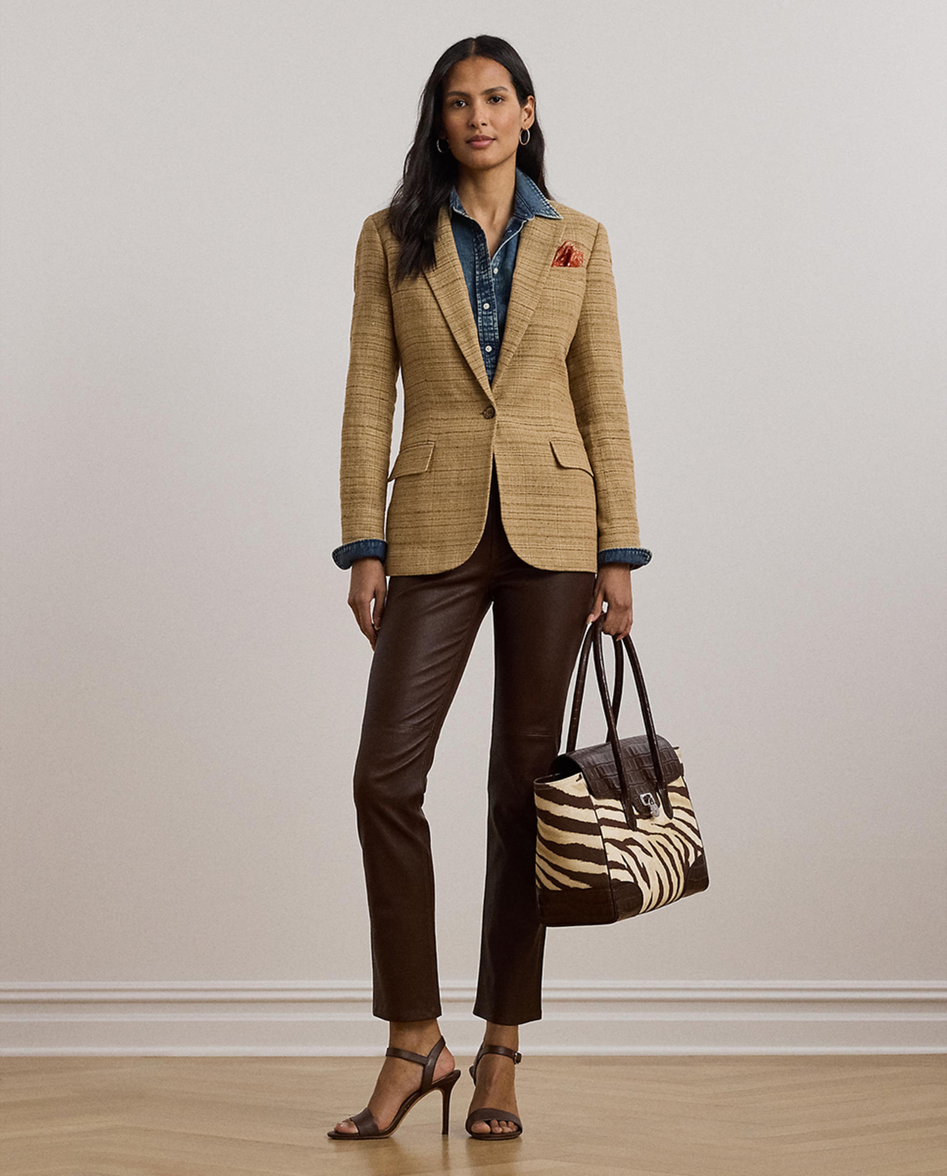 Blazer com Abotoadura Simples e Bolsos de Aba Bege-7