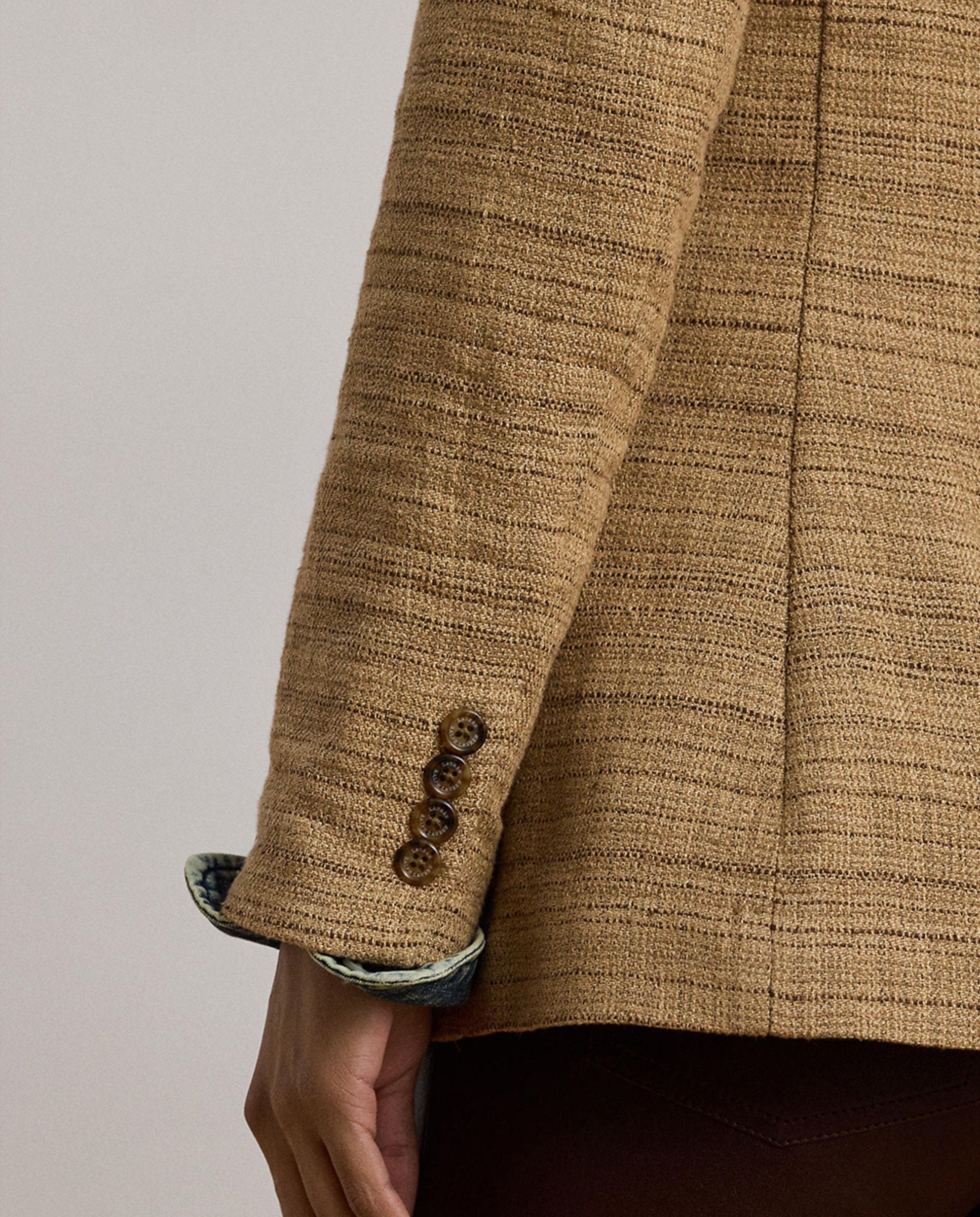 Blazer com Abotoadura Simples e Bolsos de Aba Bege-5