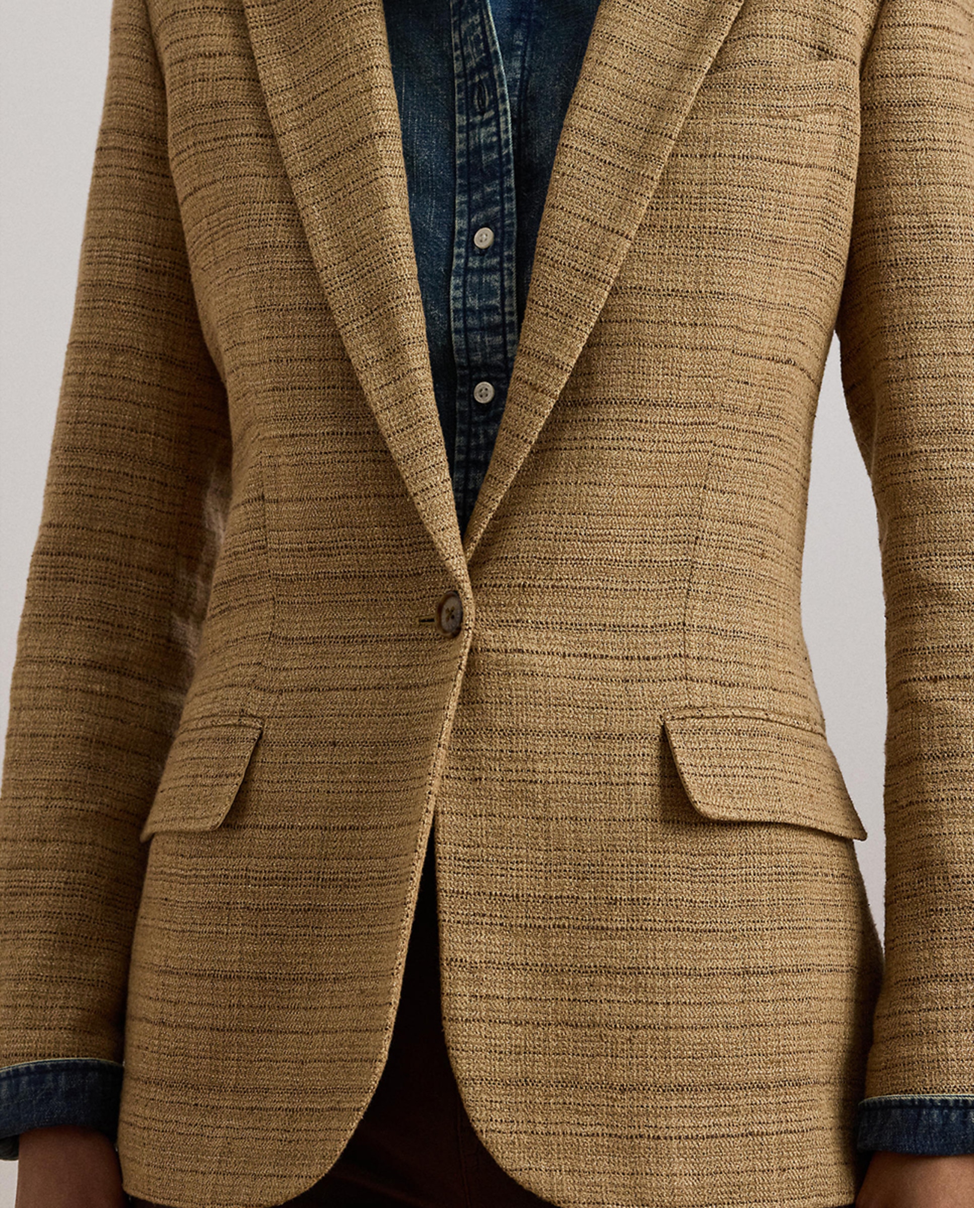 Blazer com Abotoadura Simples e Bolsos de Aba Bege-4