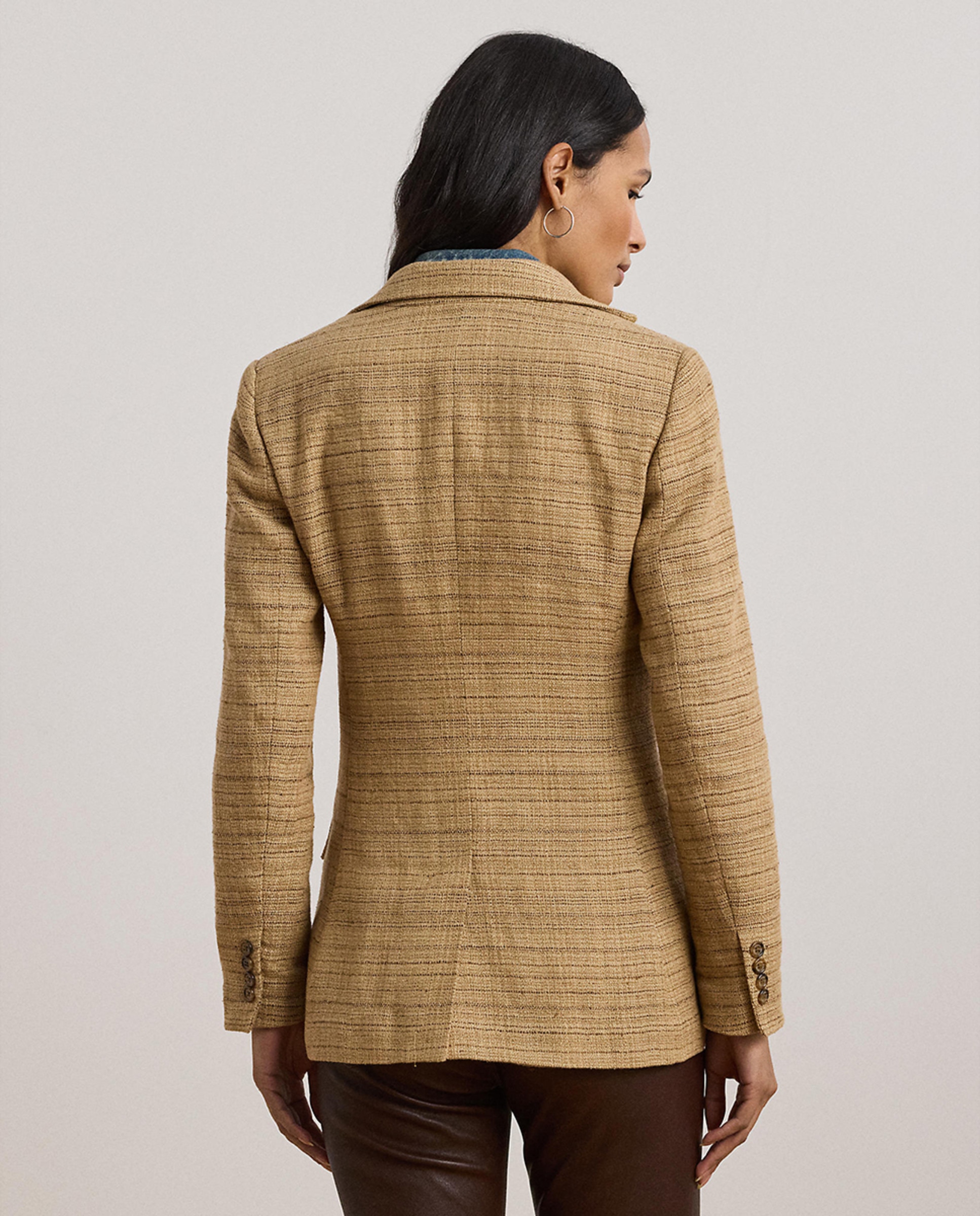 Blazer com Abotoadura Simples e Bolsos de Aba Bege-3