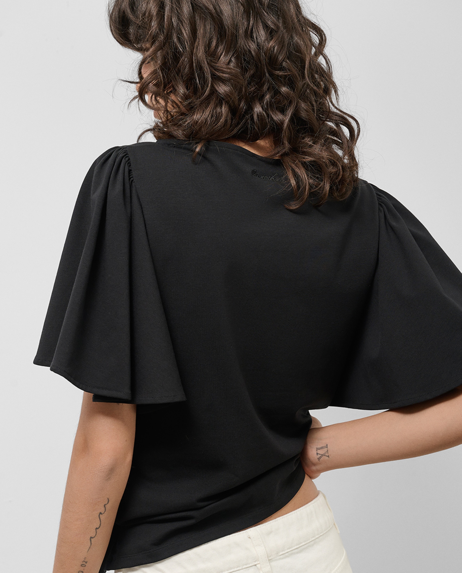 T-shirt com Manga com Capa Preto-2