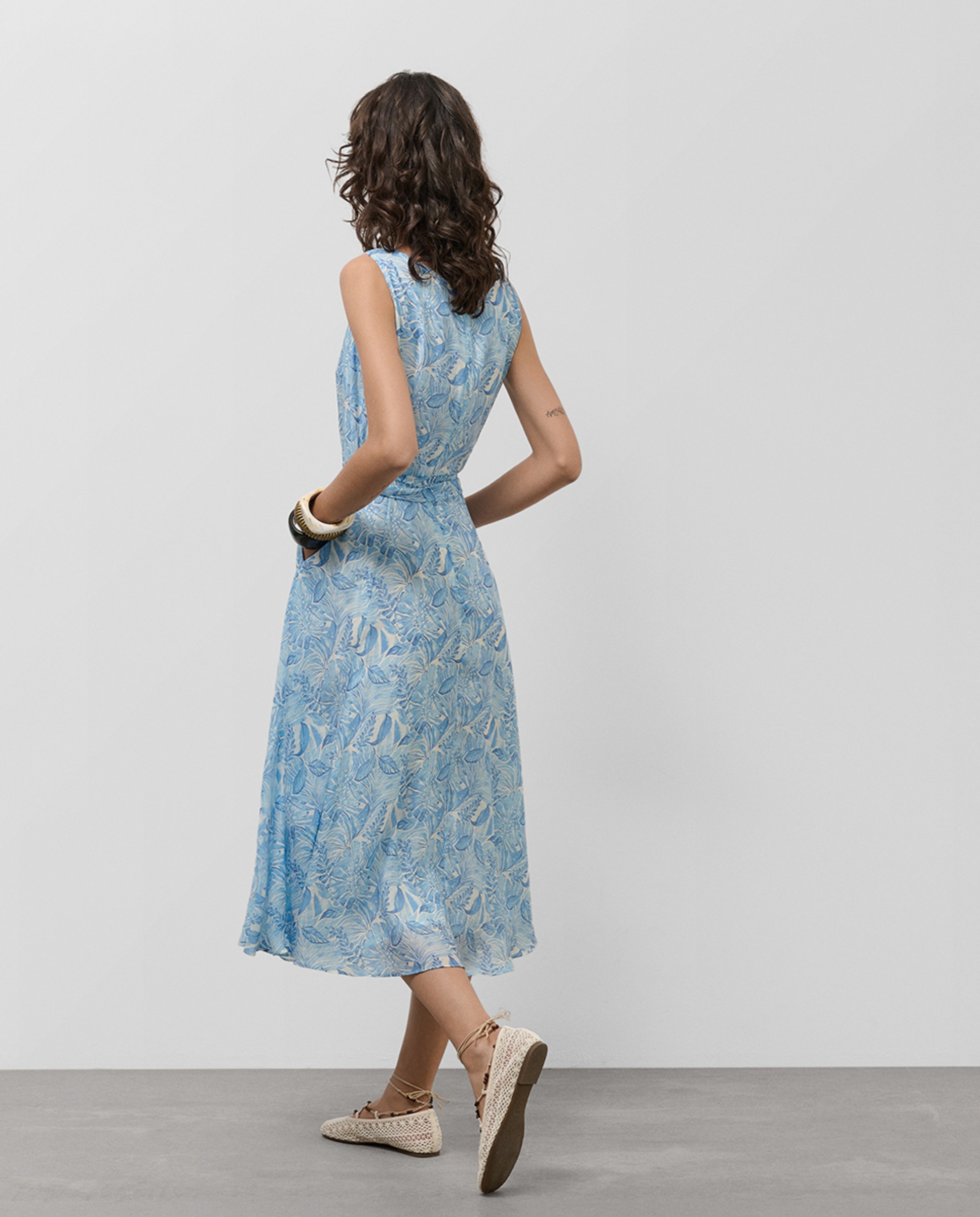 Vestido Midi em Chiffon sem Mangas e com Estampado Azul-índigo-2