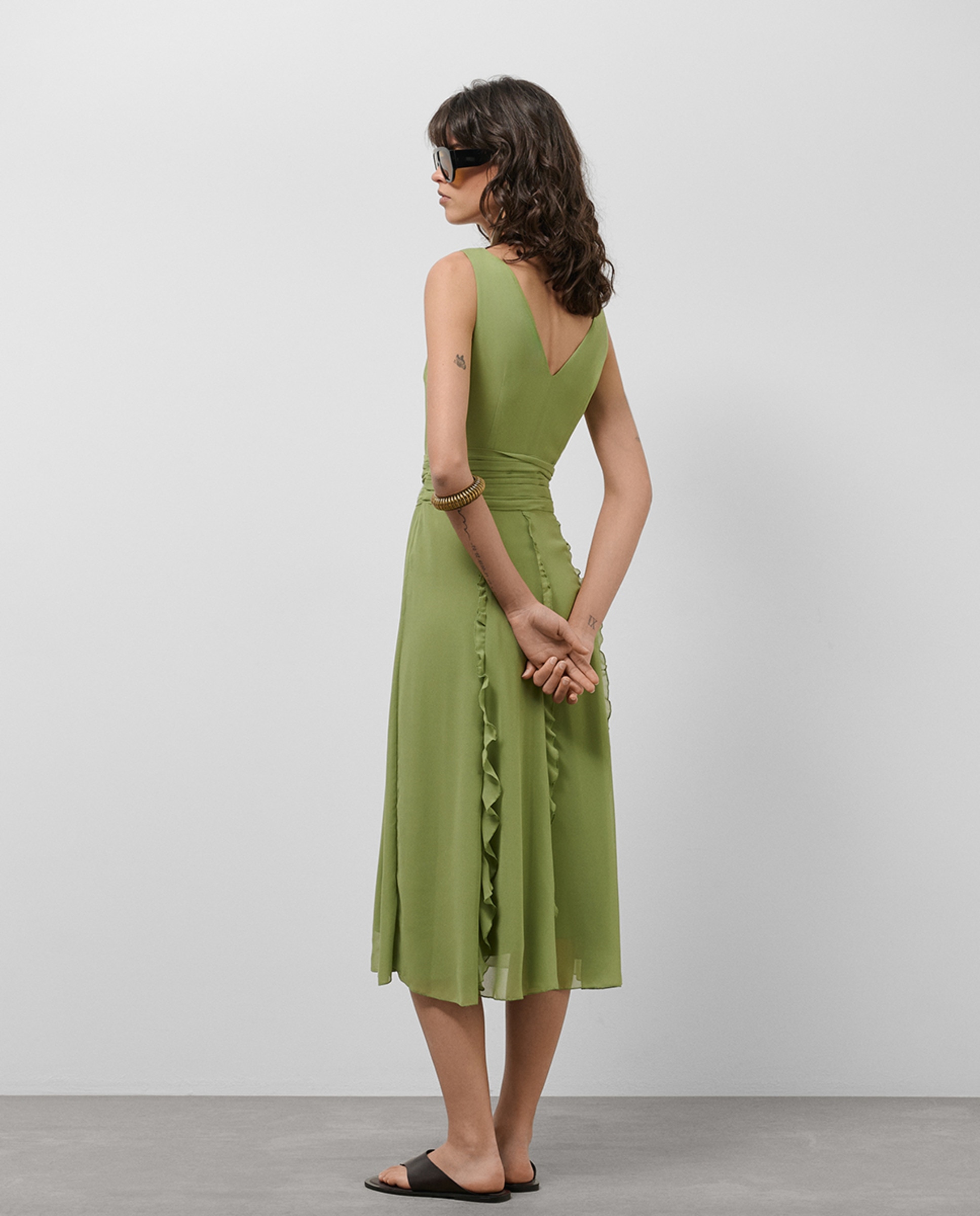 Vestido Midi sem Mangas com Folhos em Crepe Georgette Verde-5