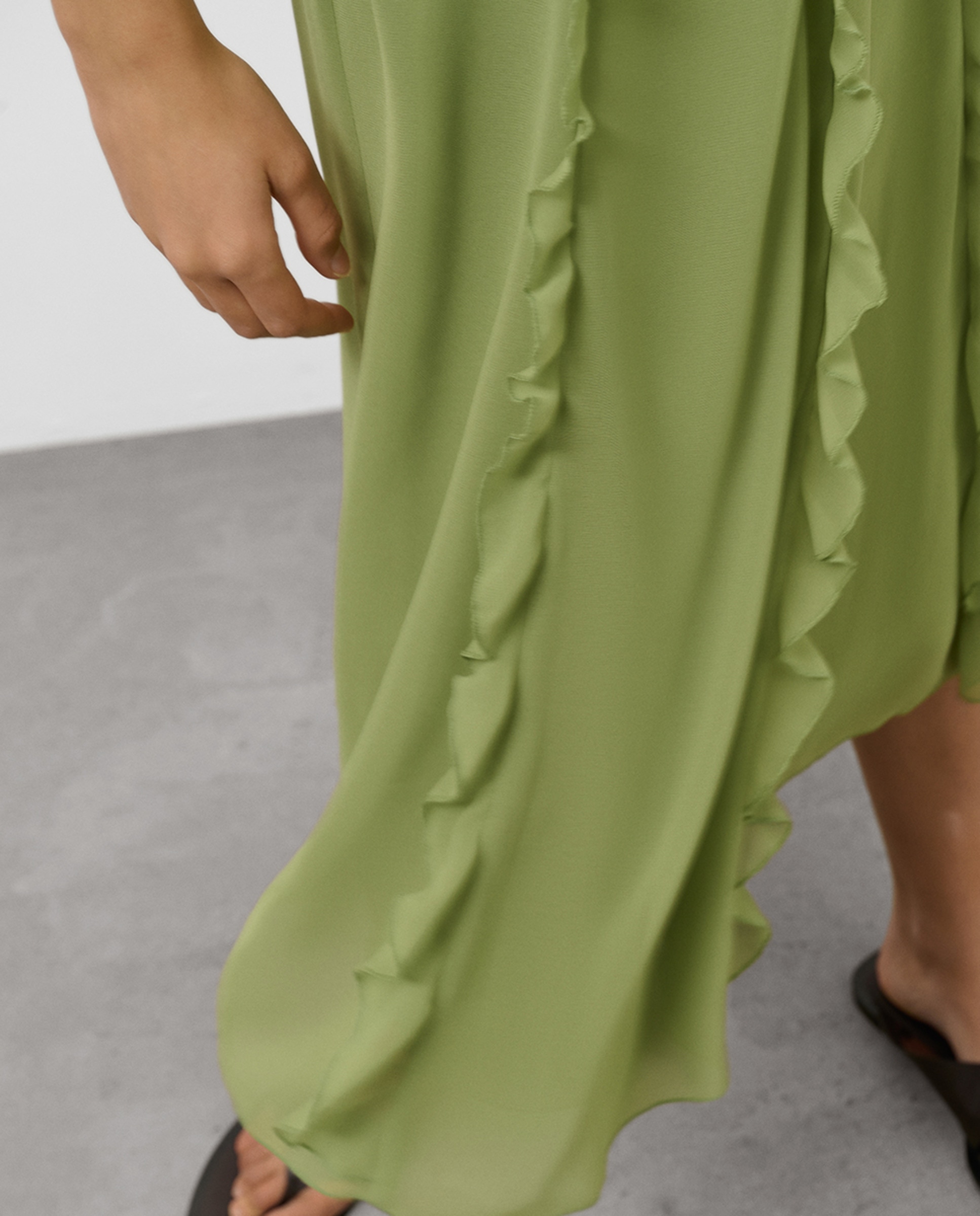 Vestido Midi sem Mangas com Folhos em Crepe Georgette Verde-4