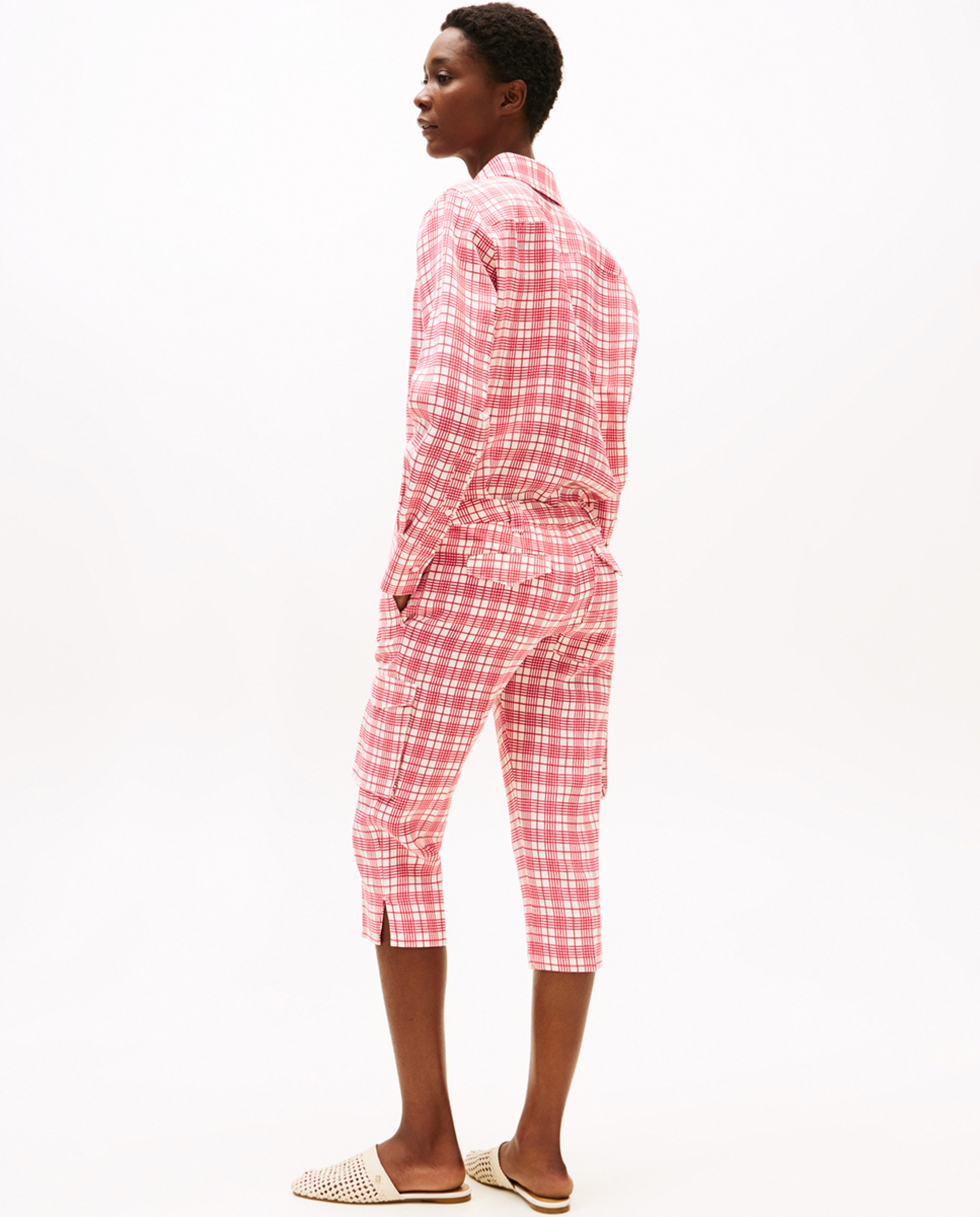 TH SS25 RUNWAY Calças Capri aos Quadrados Vermelho-3