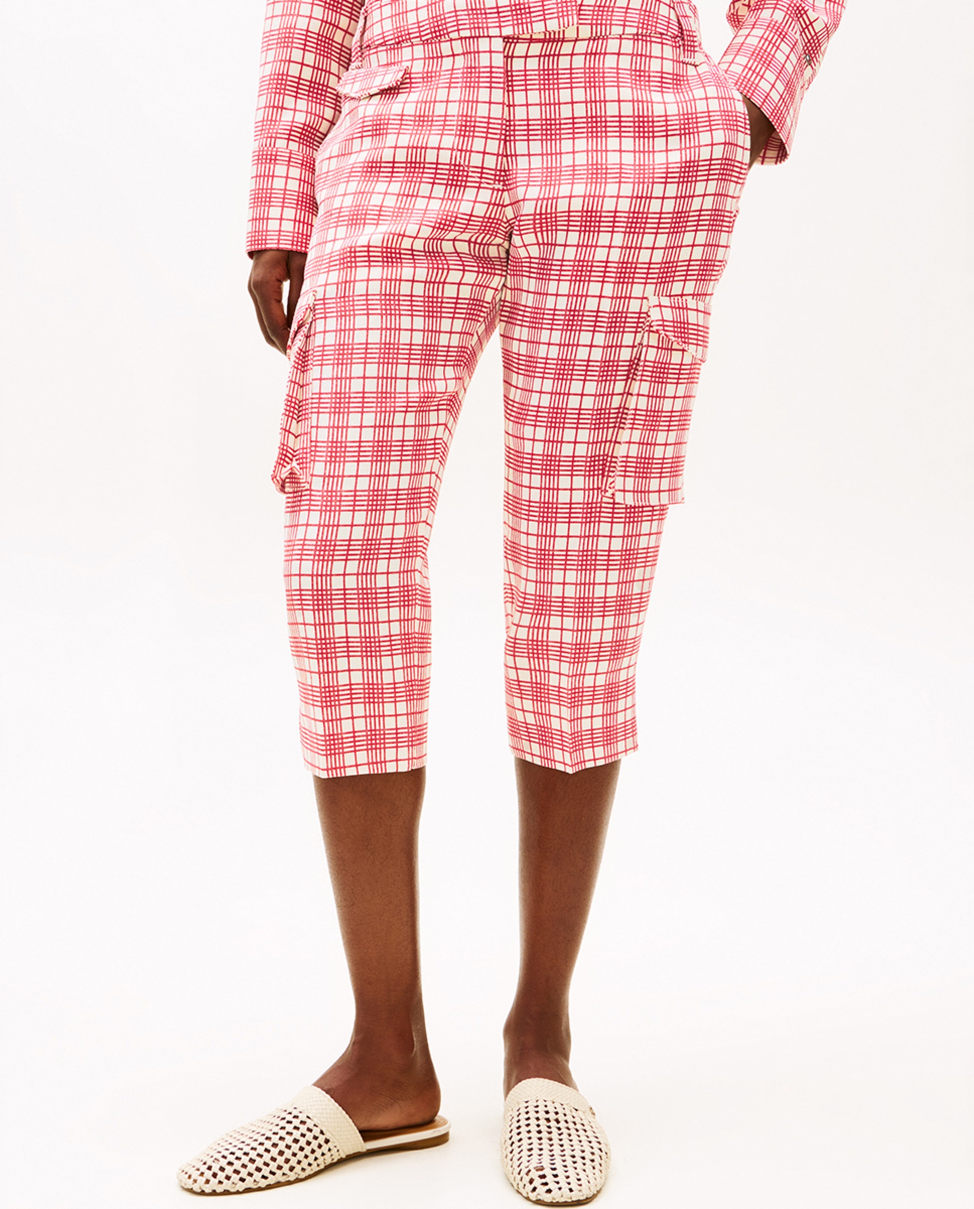 TH SS25 RUNWAY Calças Capri aos Quadrados Vermelho-2