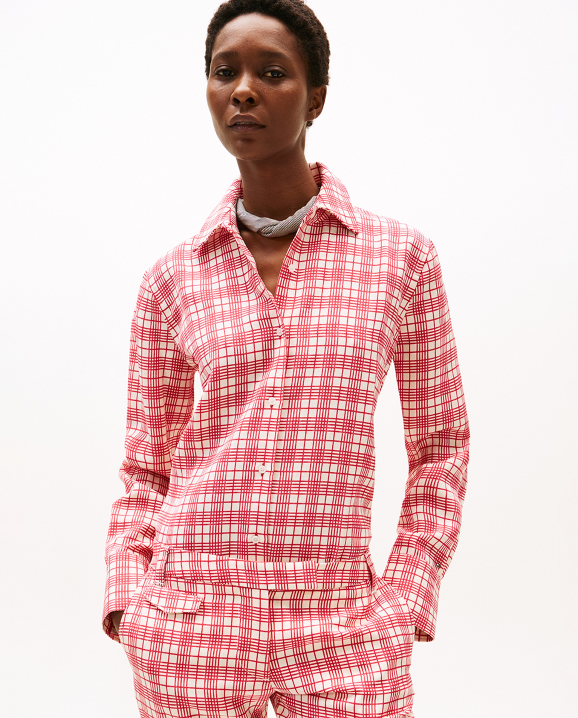 TH SS25 RUNWAY Camisa com Estampado aos Quadrados Vermelho-1