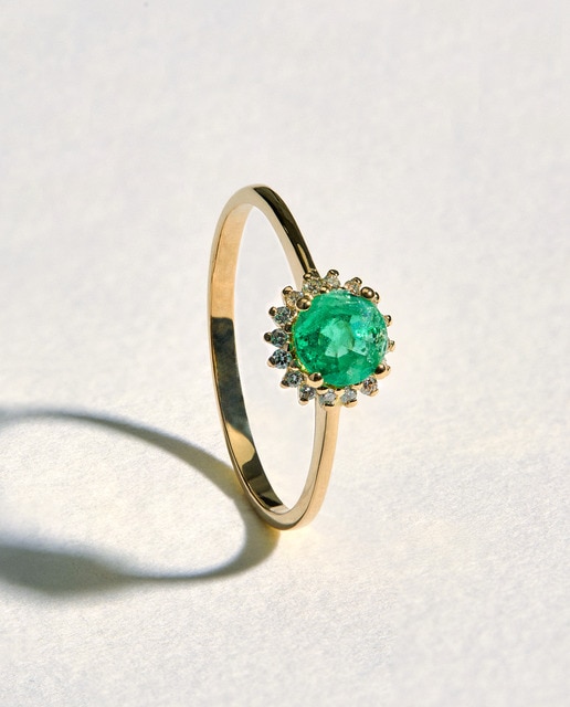 Imagen 0 de Anillo de oro con diamante y esmeralda