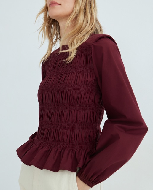 Imagen 0 de Blusa de mujer fruncida con hombreras