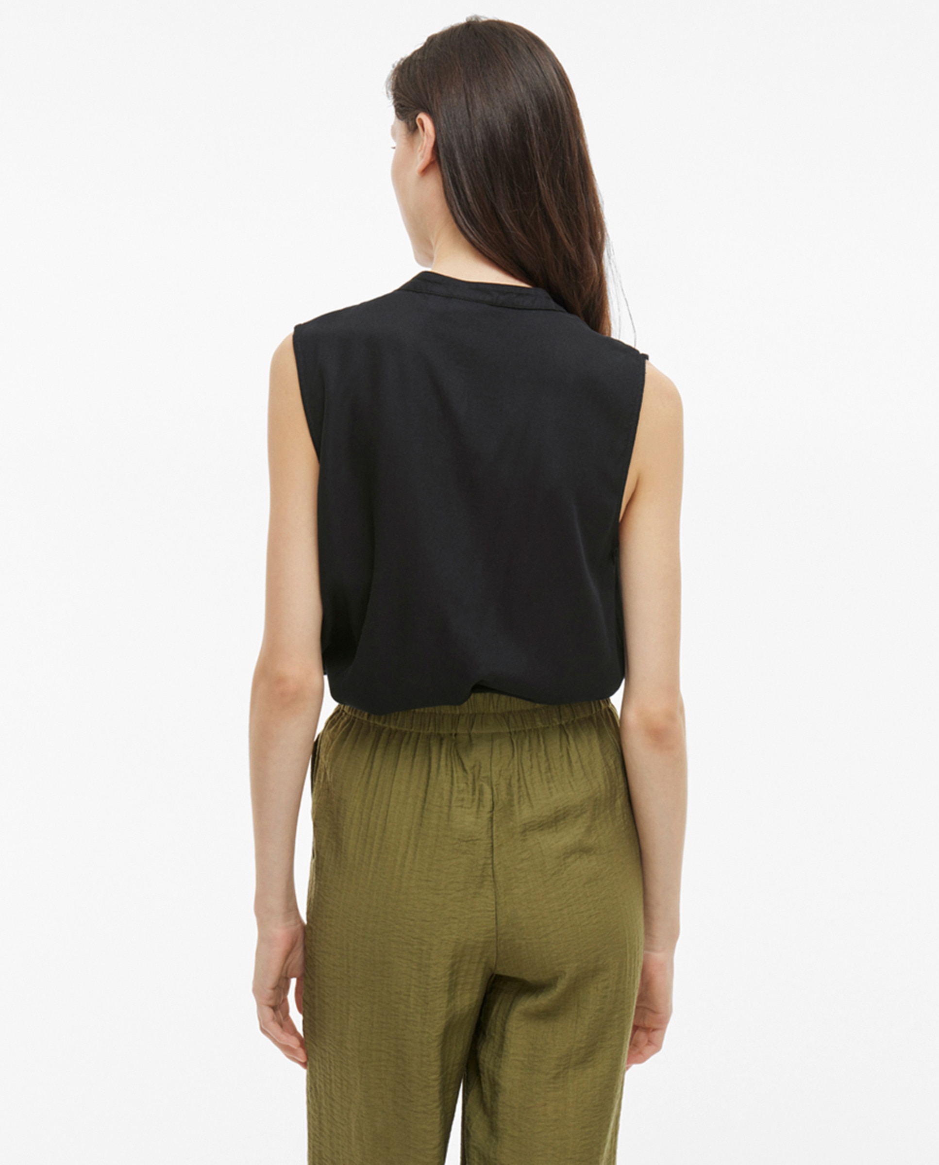 Top com Decote em Bico Preto-5